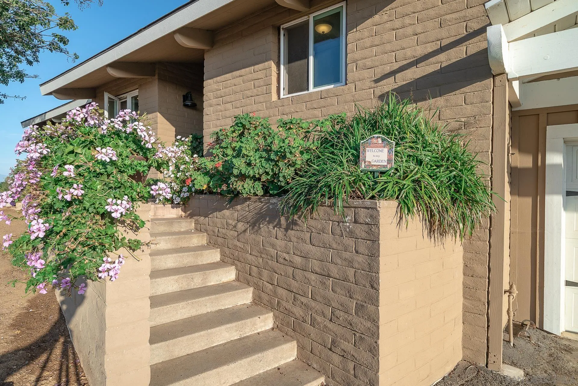 https://cdn.realtyfeed.com/cdn/127/220021944/ce47b01c49f86059830b96148fc49645.webp