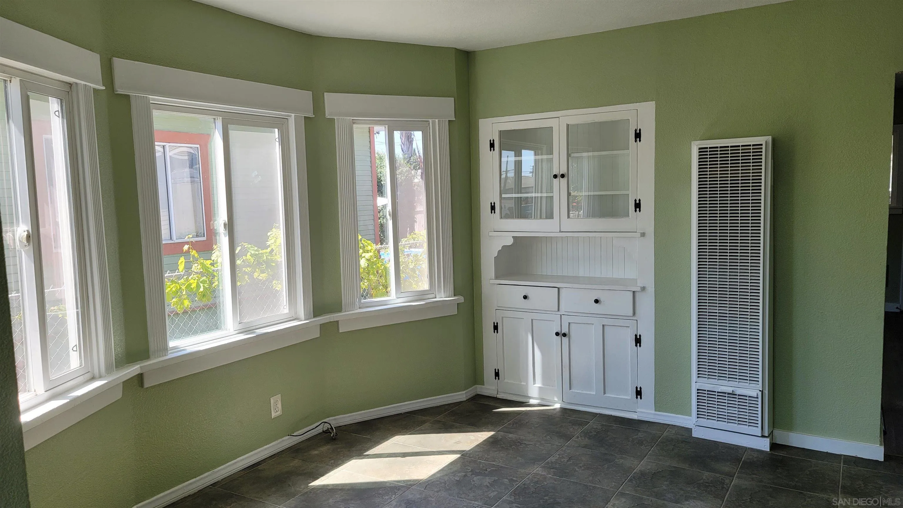 https://cdn.realtyfeed.com/cdn/127/220022265/3bcf22477055e9590ad2de9612a9275b.webp