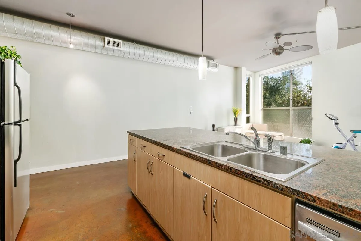 https://cdn.realtyfeed.com/cdn/127/220023968/c3363965204cc8fd1d34ff33a6215bf9.webp