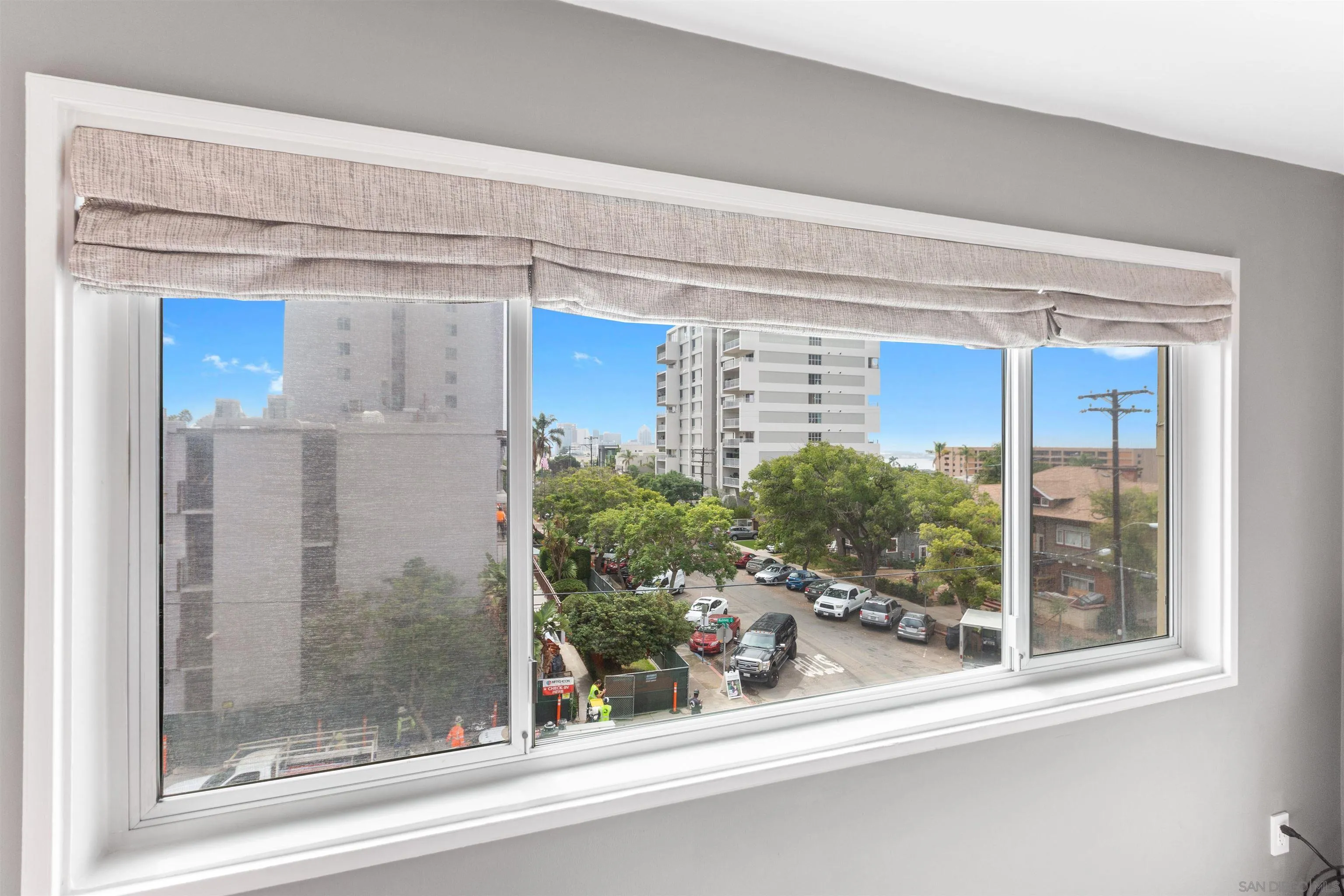 https://cdn.realtyfeed.com/cdn/127/220024891/74cba5f8e0f35b43262969cba3781cb8.webp
