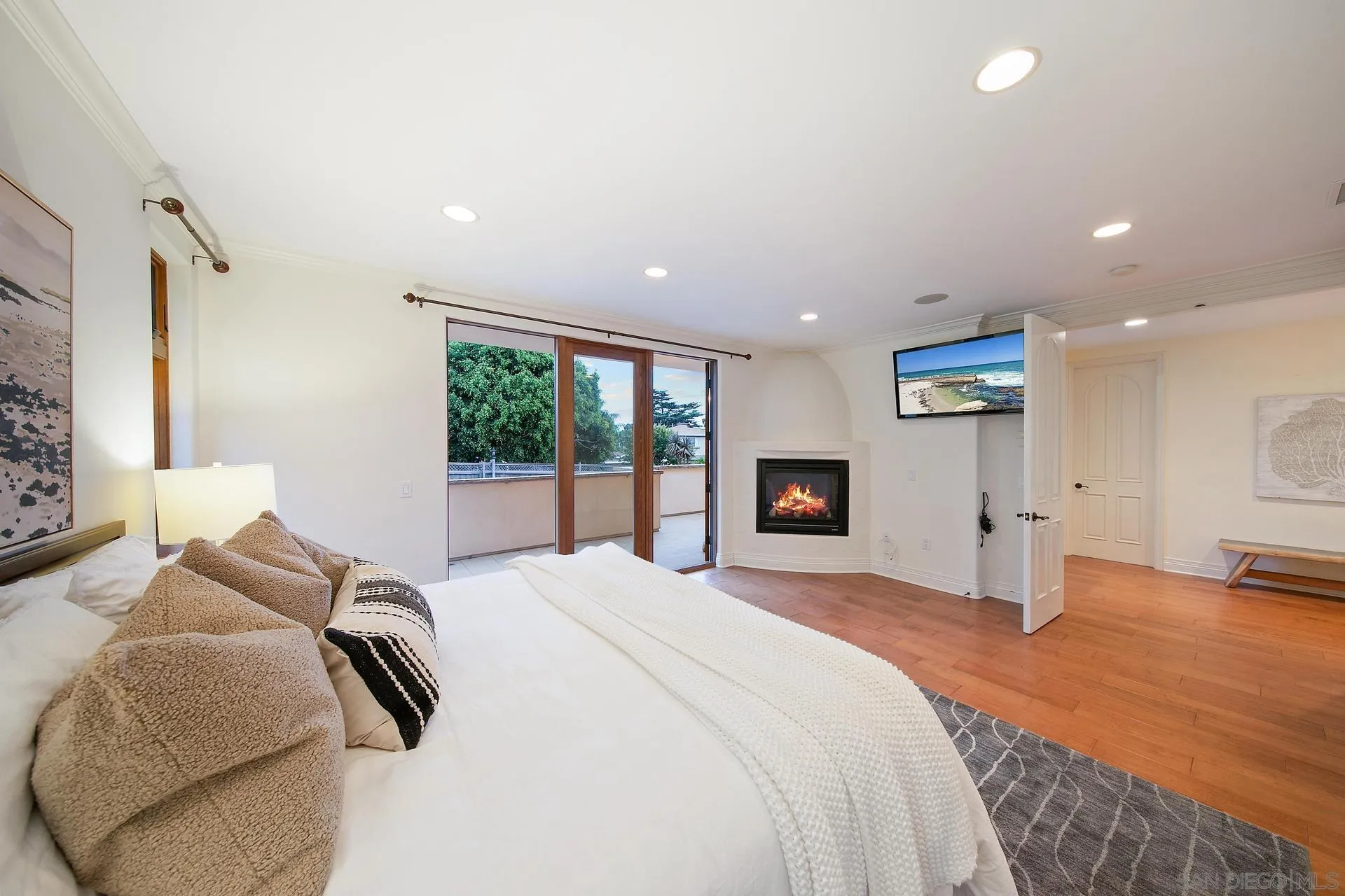 https://cdn.realtyfeed.com/cdn/127/220024926/7c0841b2545a56944109195a0cde63e5.webp