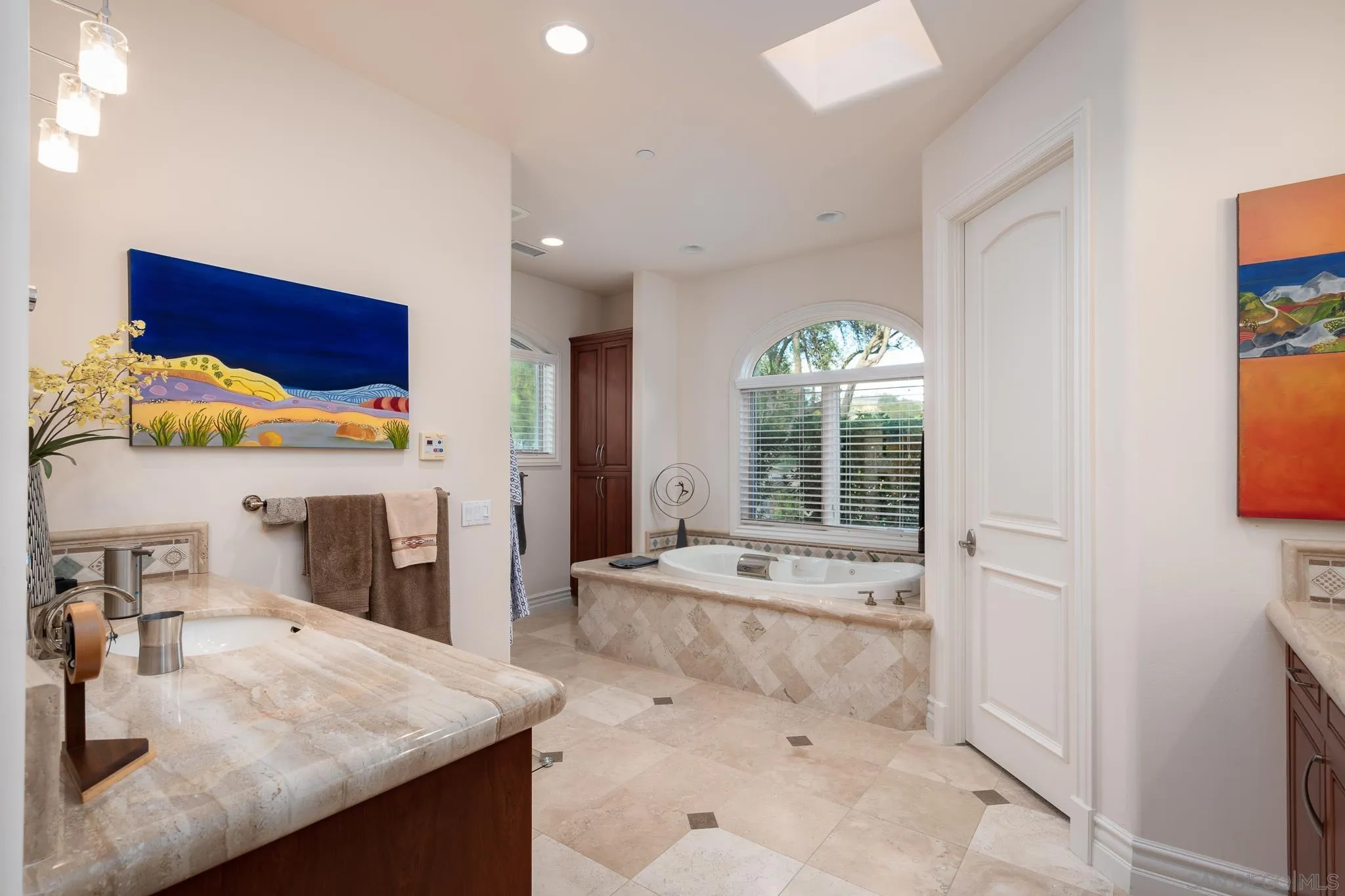 https://cdn.realtyfeed.com/cdn/127/220025200/27b1067f9b48433898f79977b40d0cf5.webp