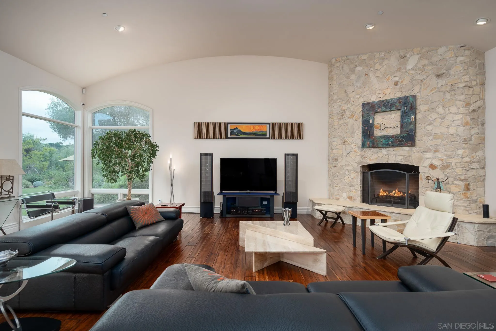 https://cdn.realtyfeed.com/cdn/127/220025200/e9619130ac54f911cad112b71505545d.webp