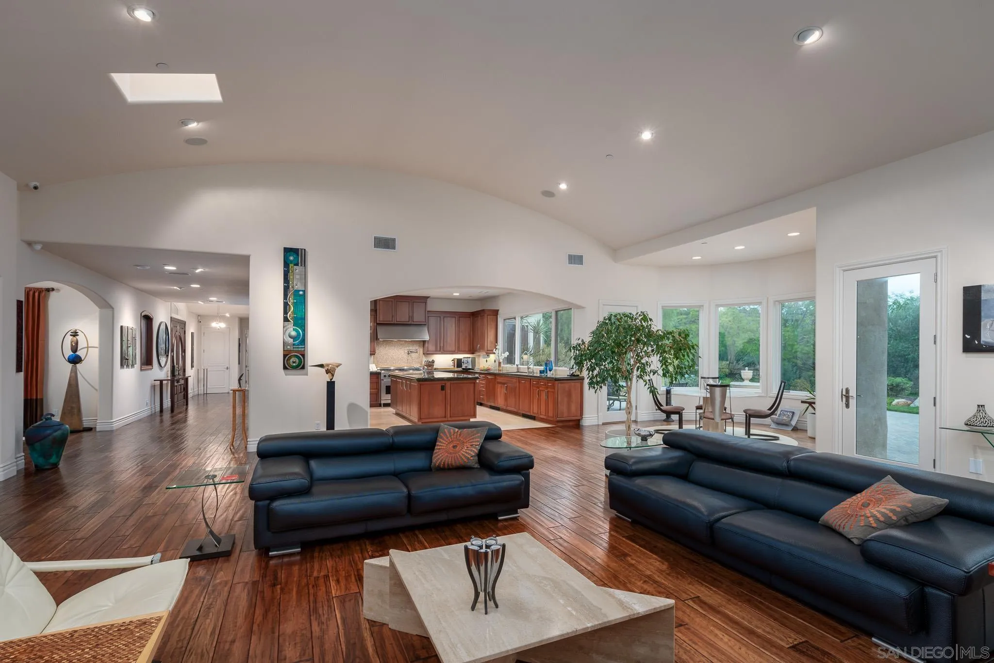 https://cdn.realtyfeed.com/cdn/127/220025200/ec4496a97e2a3c0628c69686335236ab.webp