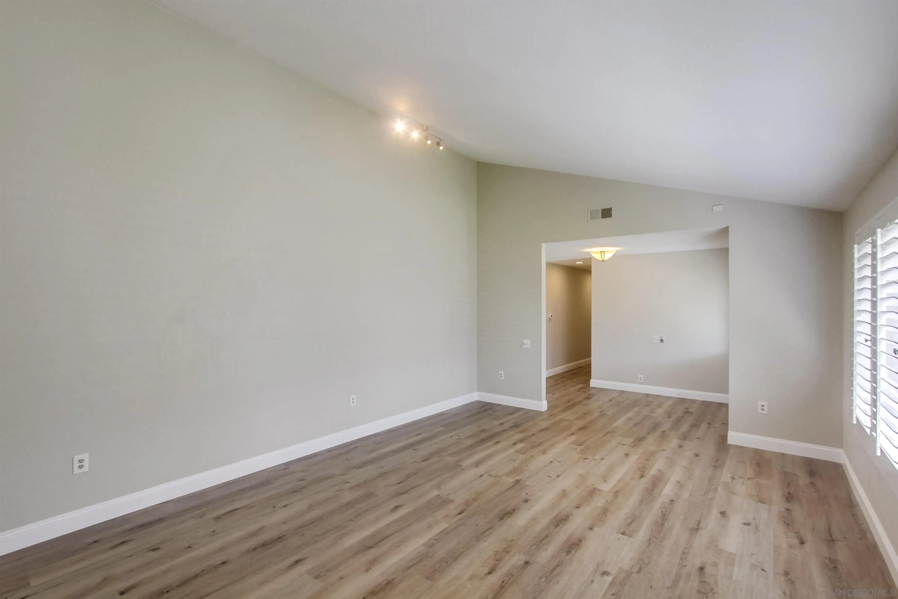 https://cdn.realtyfeed.com/cdn/127/220025209/5148e16e26e2e4ad0984f4e0549c5d56.webp