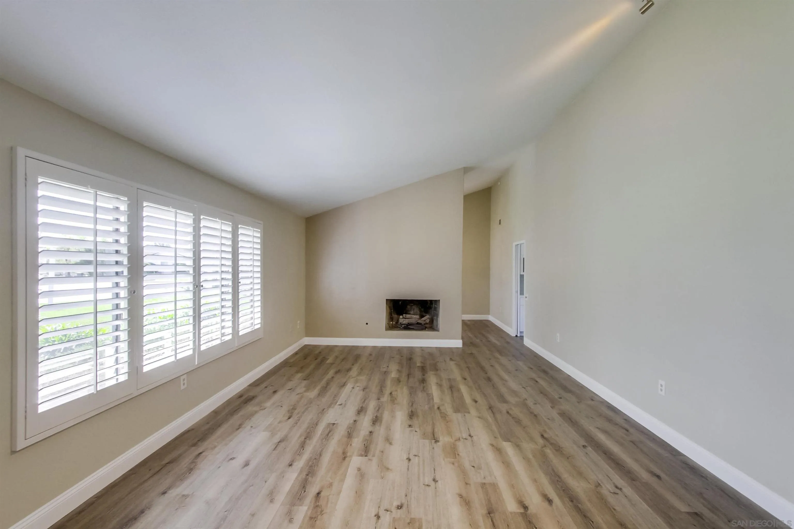 https://cdn.realtyfeed.com/cdn/127/220025209/704609707b693eed23c0cc07b76d179b.webp