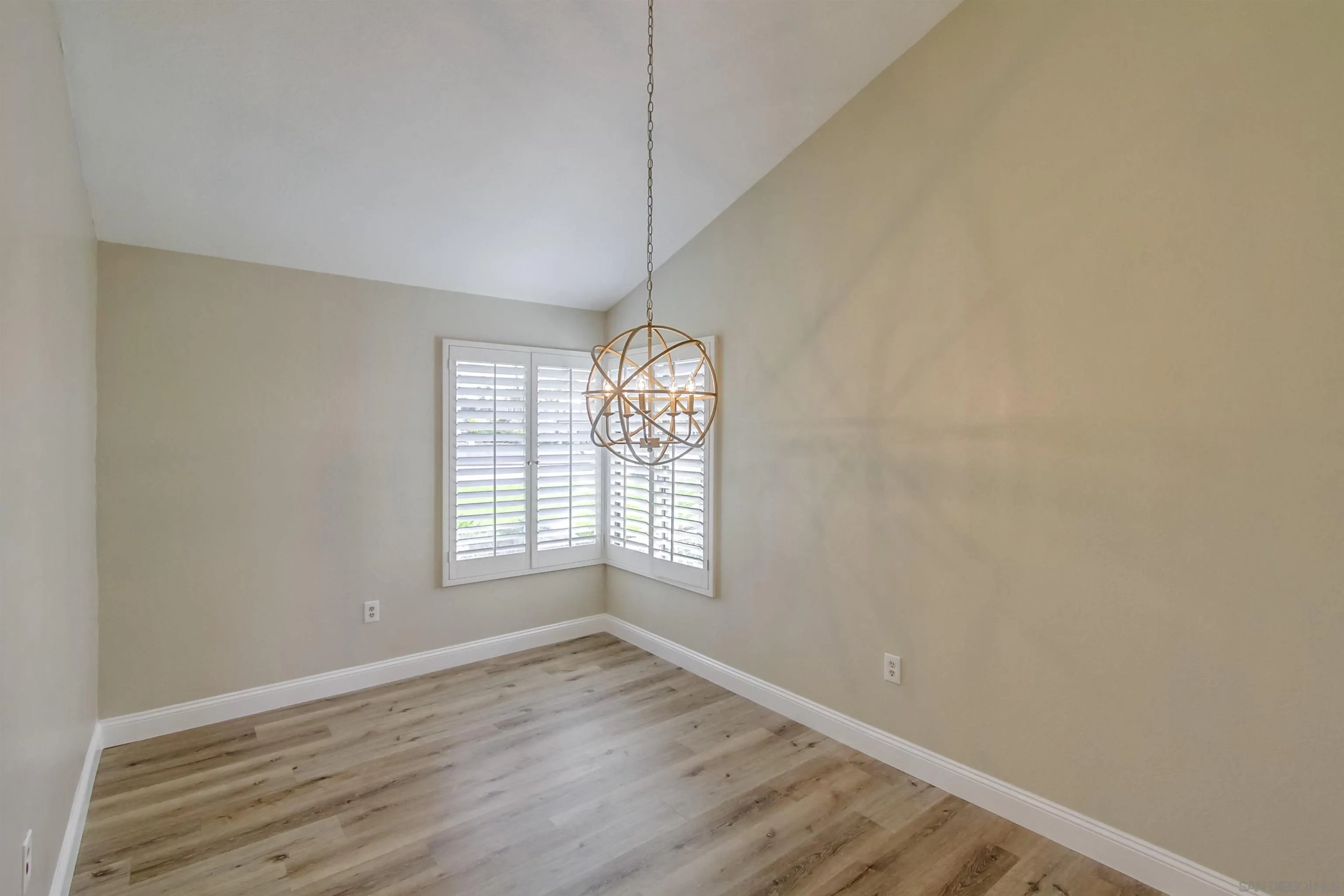https://cdn.realtyfeed.com/cdn/127/220025209/80e63e046eb2fad27b3ef3543ba8981d.webp