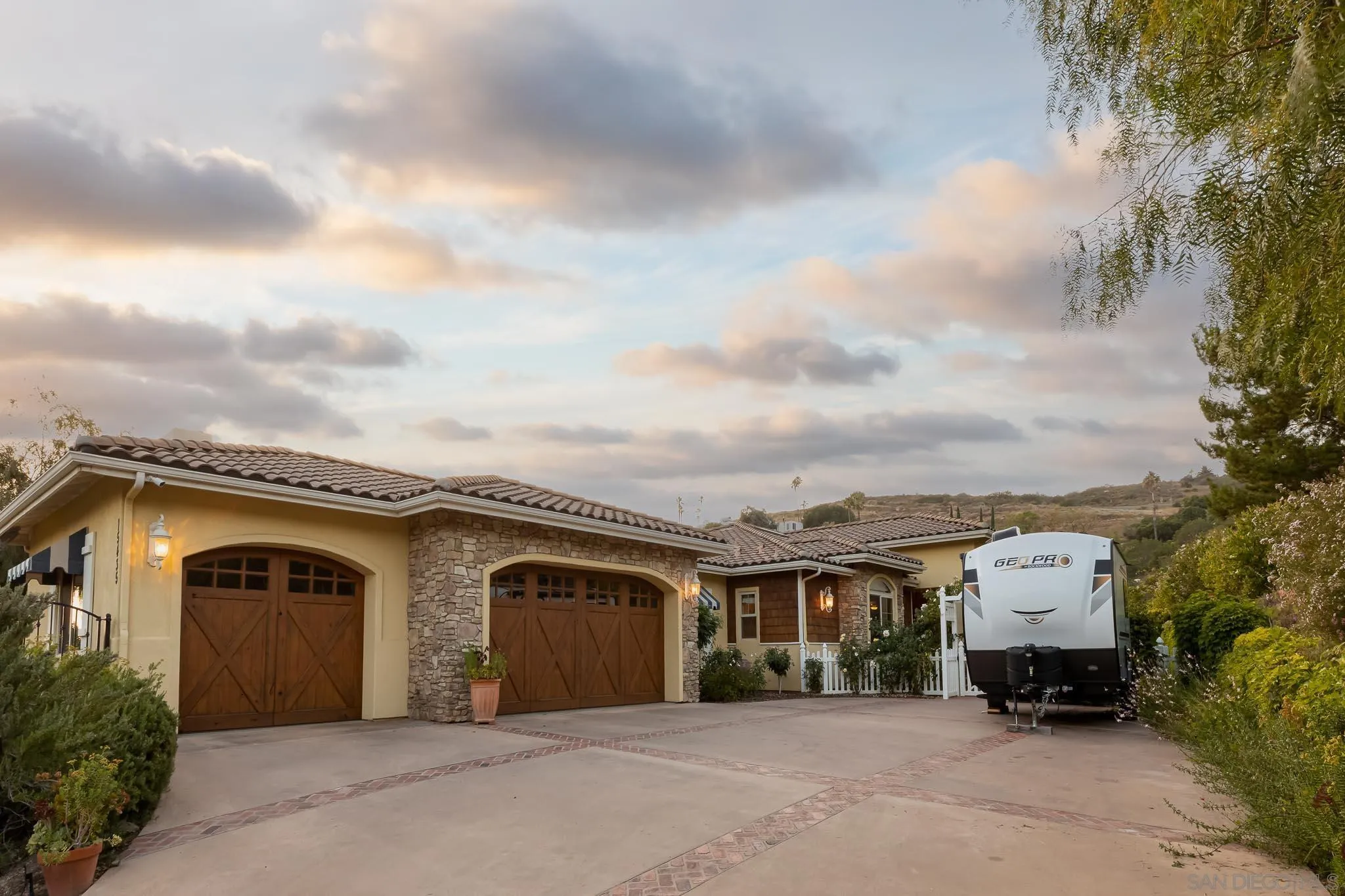 https://cdn.realtyfeed.com/cdn/127/220025507/11668657853420e986ed7f66bd149ce0.webp