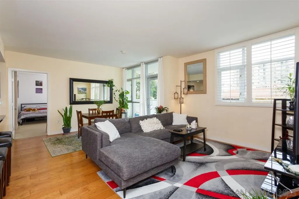 https://cdn.realtyfeed.com/cdn/127/220025975/6a6102f8598dd682fb7daa897007b471.webp