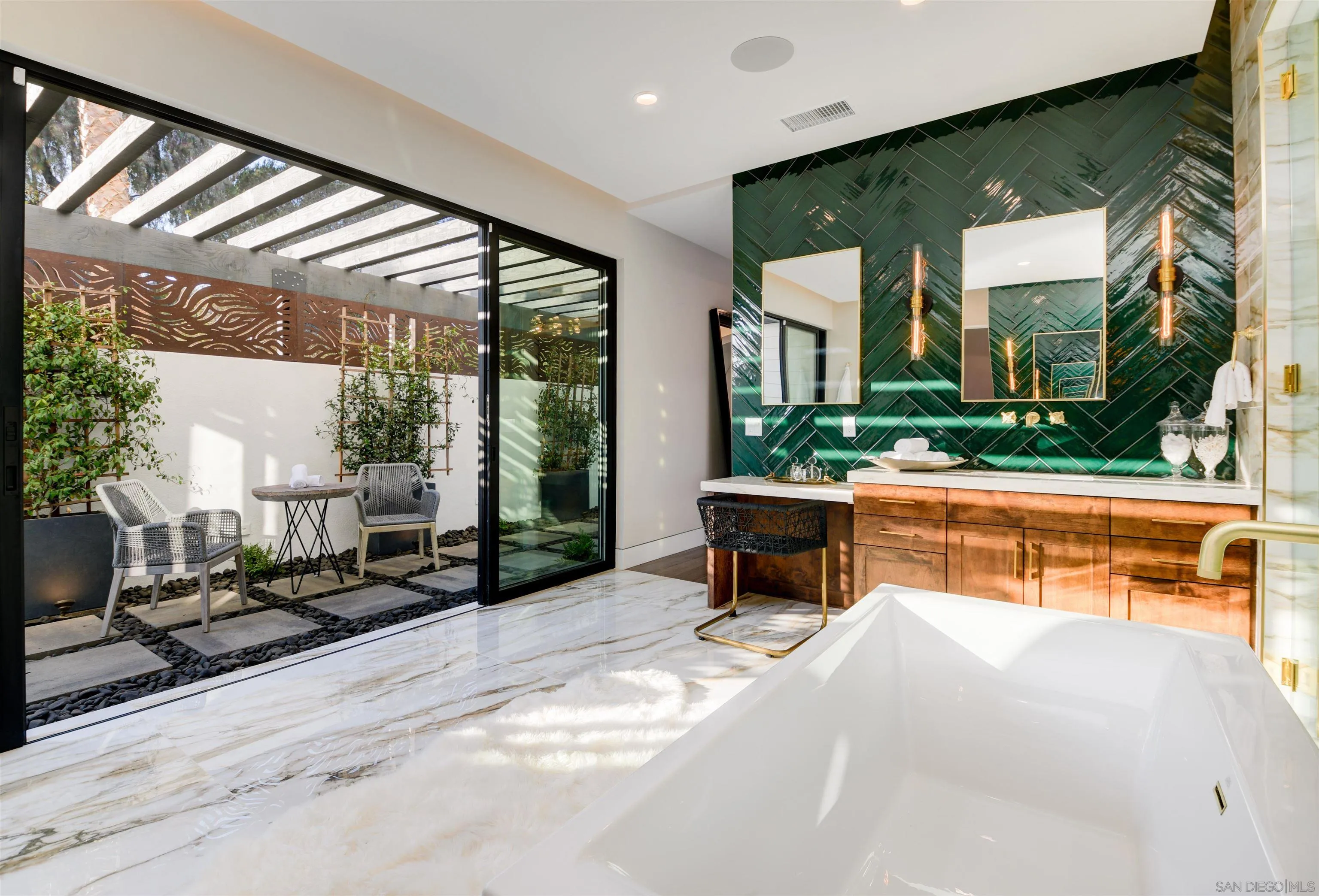 https://cdn.realtyfeed.com/cdn/127/220026265/5b1581842694c77b11db30adcd7ade2c.webp