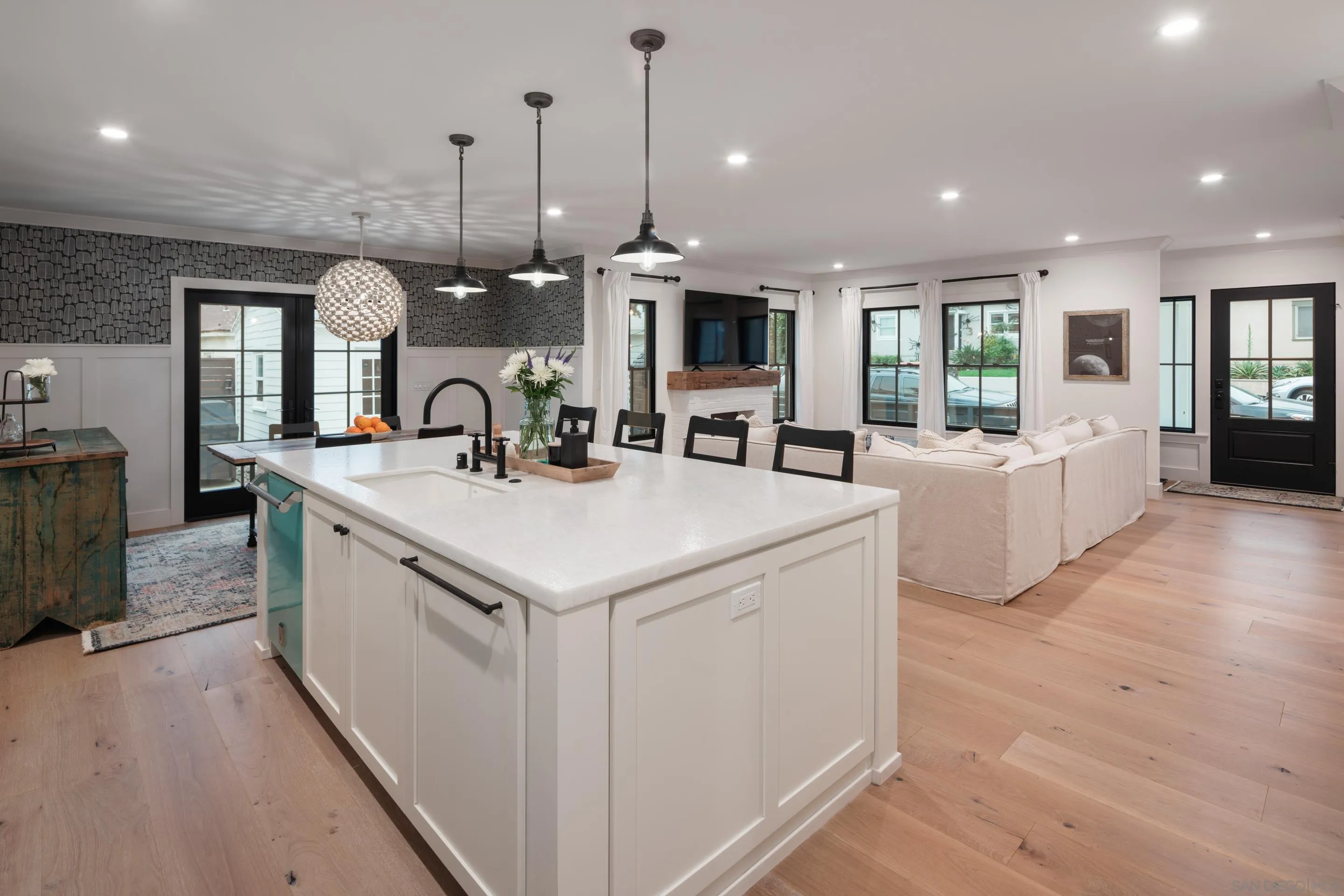 https://cdn.realtyfeed.com/cdn/127/220026286/13946692240ee1e5d99f0592aa7023c5.webp