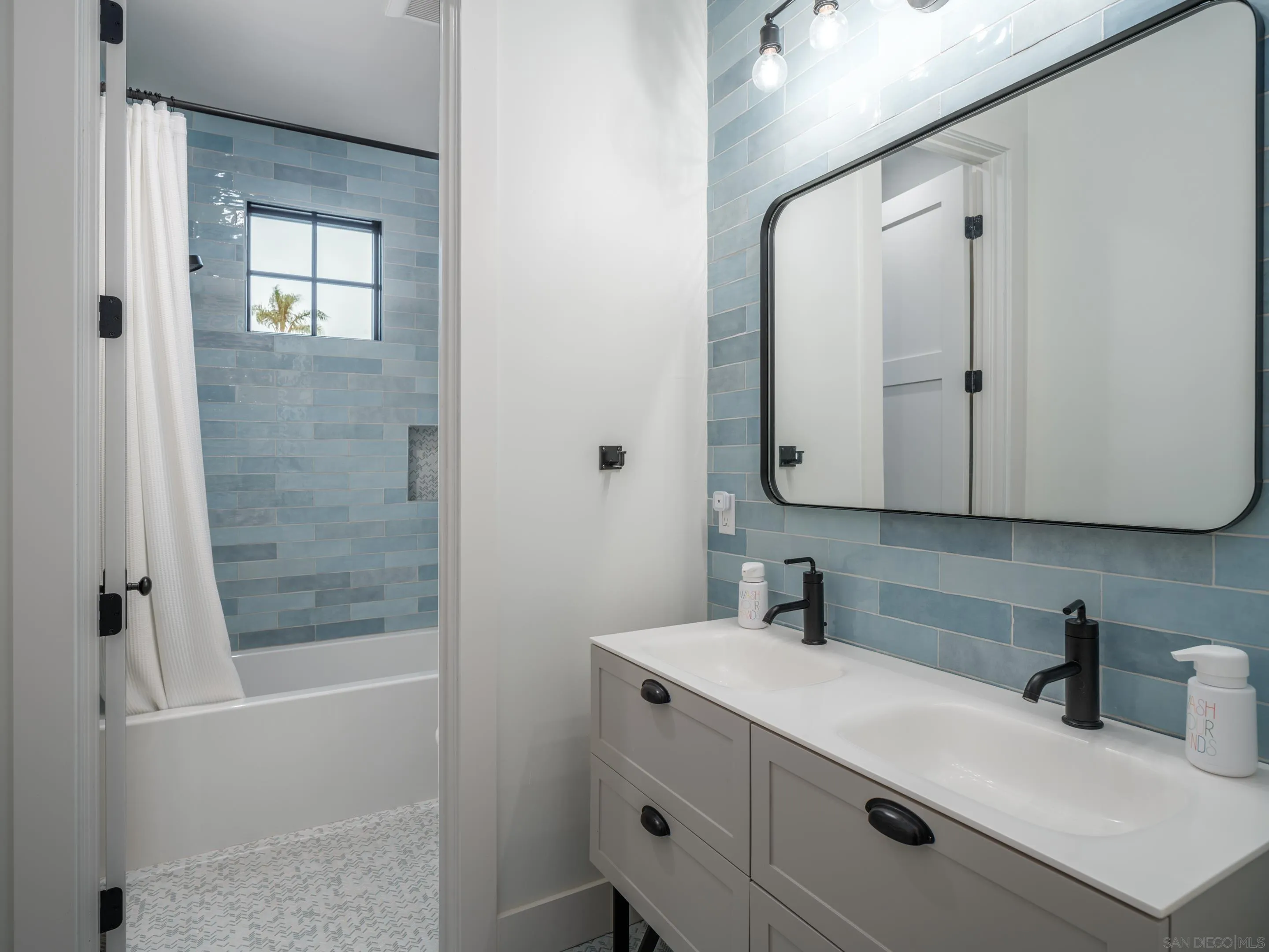 https://cdn.realtyfeed.com/cdn/127/220026286/43aa1ef6c9e11fb2530efe2e9ace6808.webp