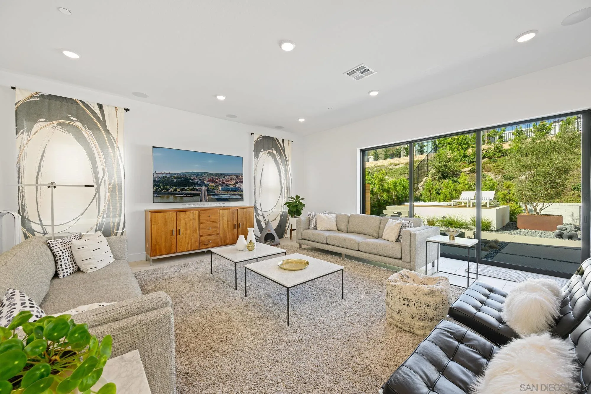 https://cdn.realtyfeed.com/cdn/127/220026449/9897545686428eb420a74ddaf550b864.webp