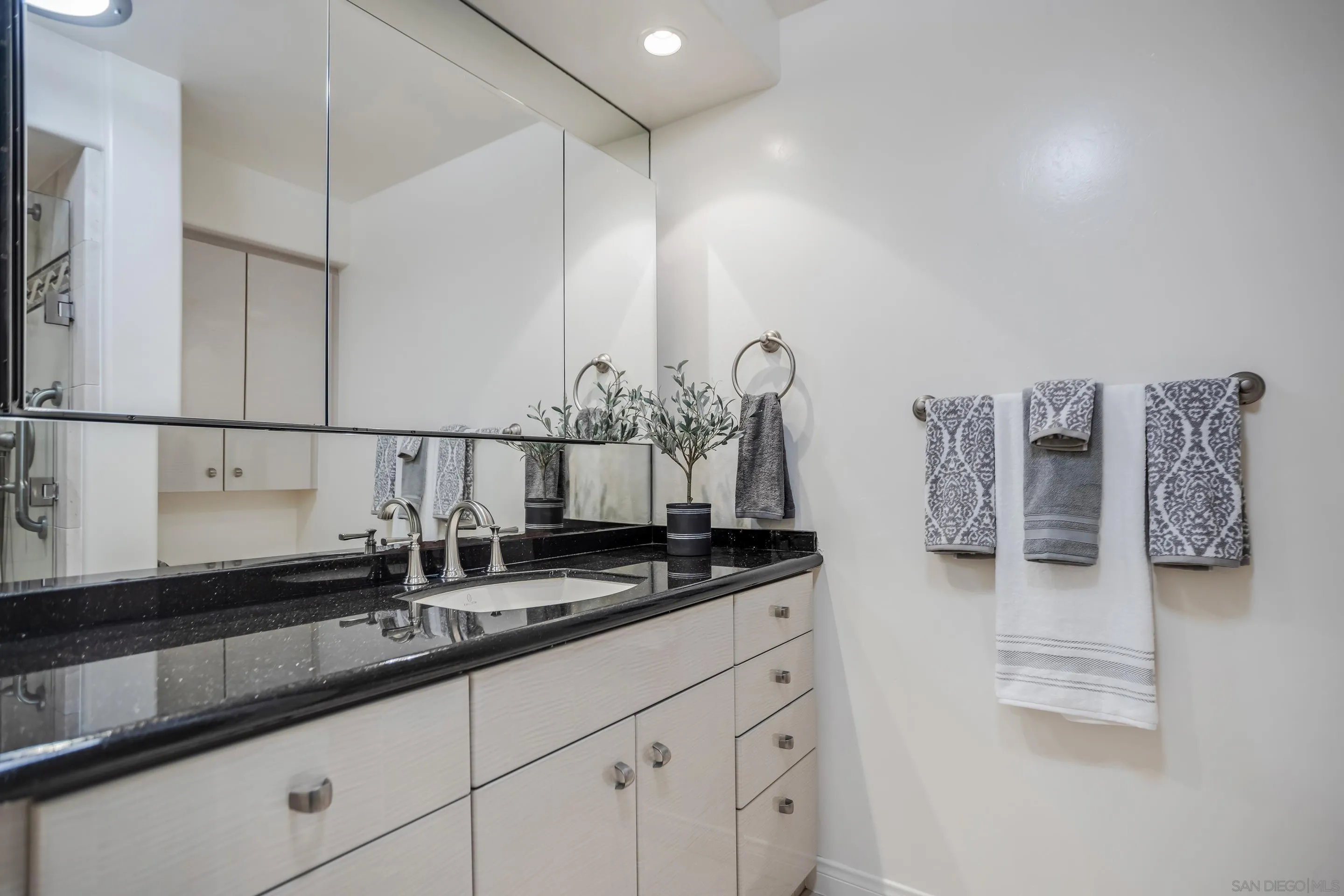 https://cdn.realtyfeed.com/cdn/127/220026597/15b43c5b397377b6ab23ed291348d734.webp