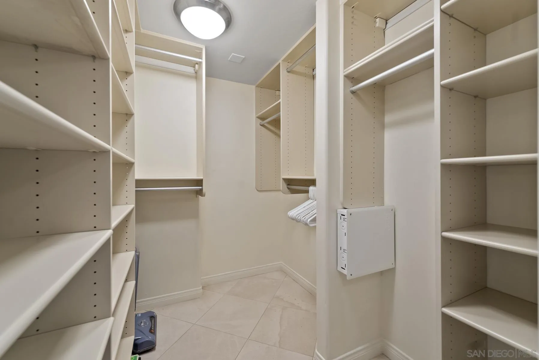 https://cdn.realtyfeed.com/cdn/127/220026597/1c5f96f426944dfe0fb5b85e8098b343.webp