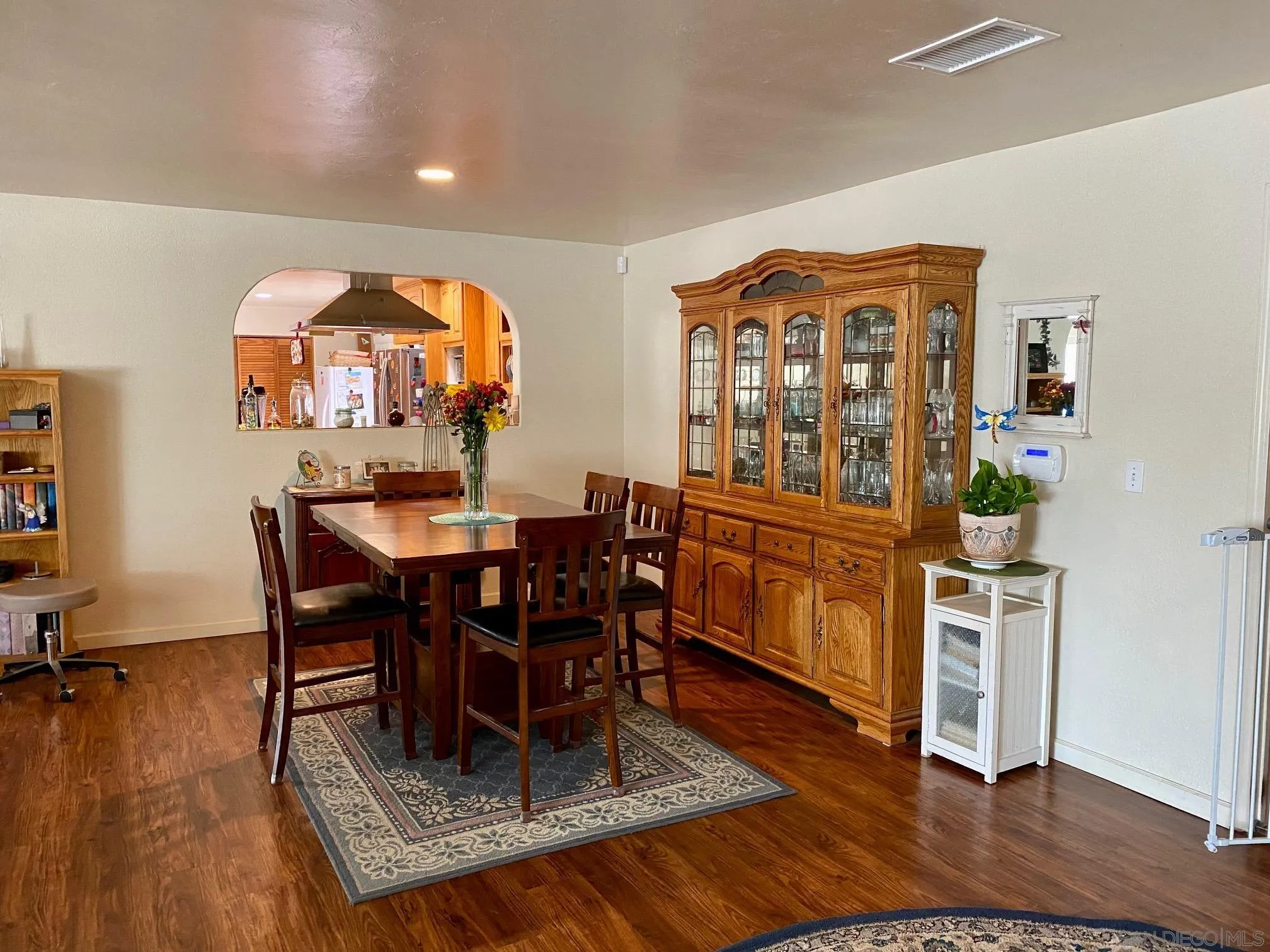 https://cdn.realtyfeed.com/cdn/127/220026607/51841b49cb57c634840269aad758b4d9.webp
