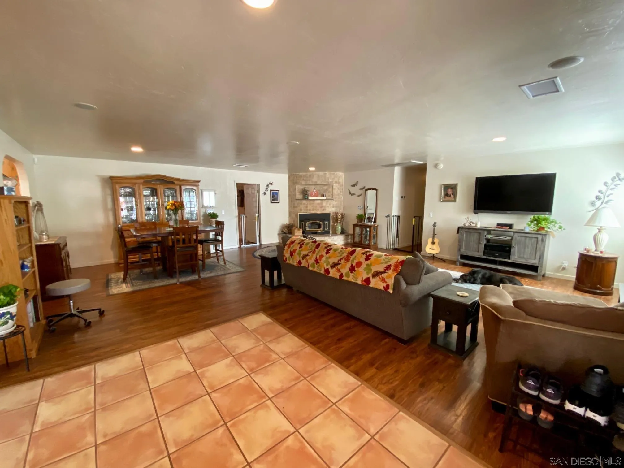 https://cdn.realtyfeed.com/cdn/127/220026607/55766cff43f754796e7cf52340ac11c6.webp