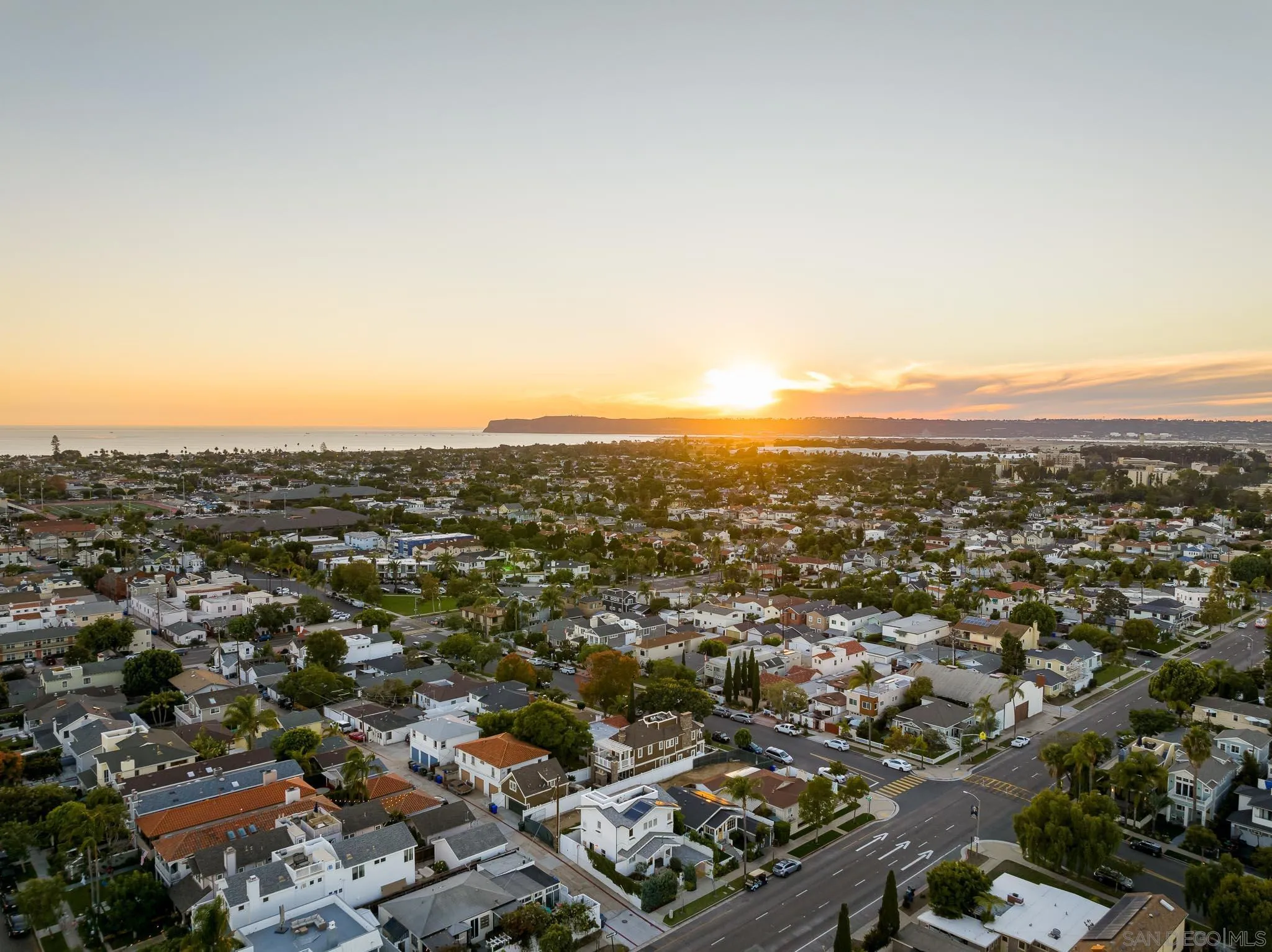 https://cdn.realtyfeed.com/cdn/127/220026650/f375b77f5c842514566b35046fef7a98.webp