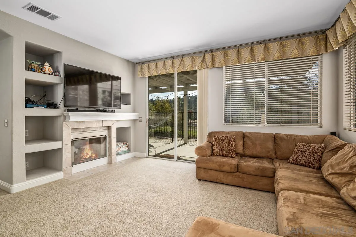 https://cdn.realtyfeed.com/cdn/127/220027377/736dca238f627d401861dafceb79bf78.webp
