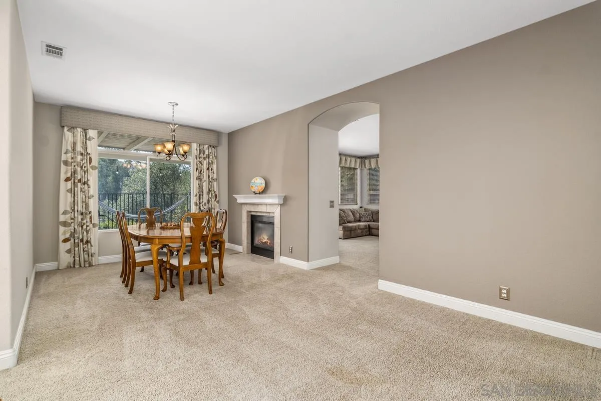 https://cdn.realtyfeed.com/cdn/127/220027377/cc443eadb94b4deb7a1f14b6417f9611.webp