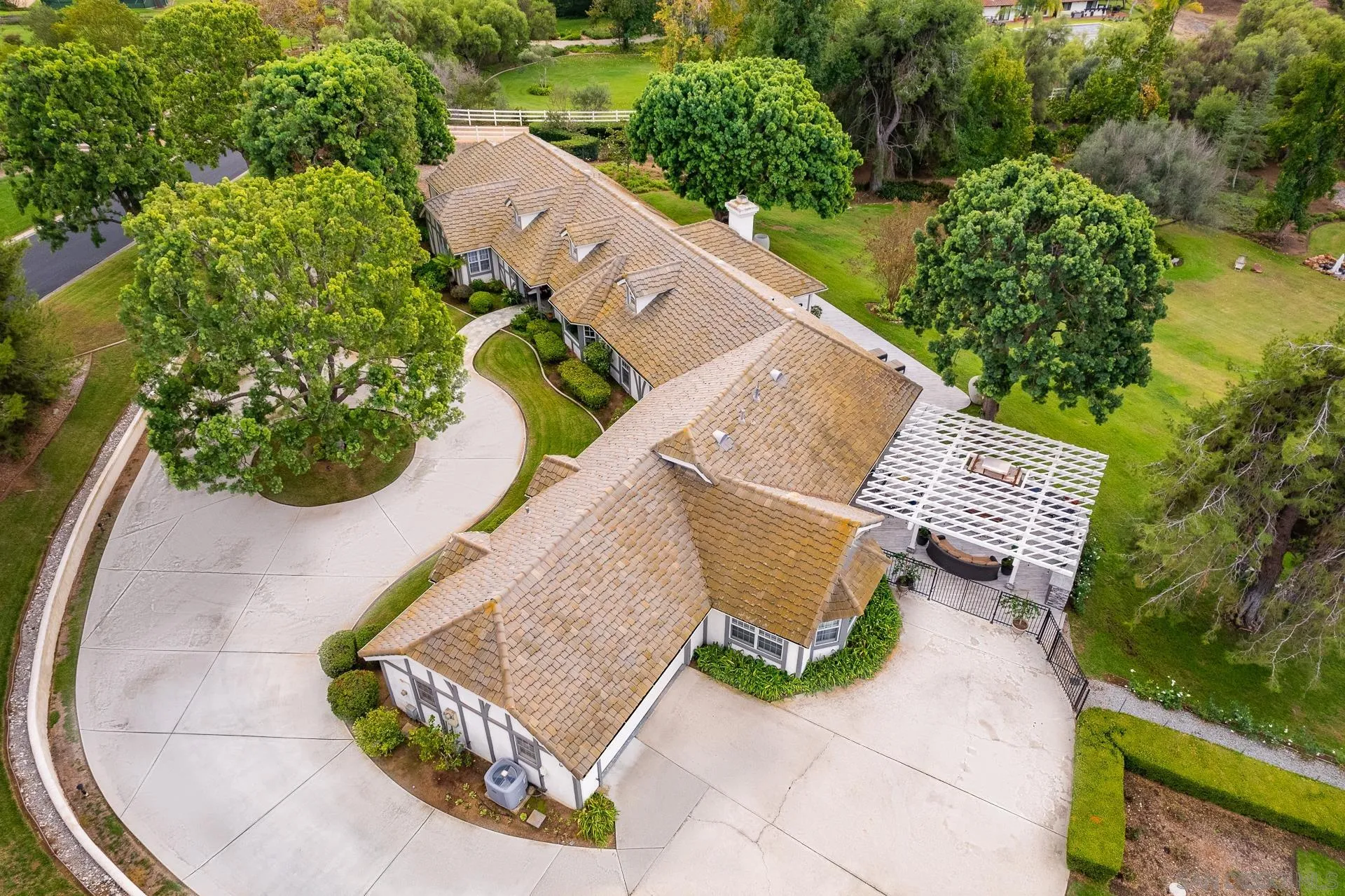 https://cdn.realtyfeed.com/cdn/127/220027540/2bda7c1b02ff249e5d380b60d46c46e1.webp