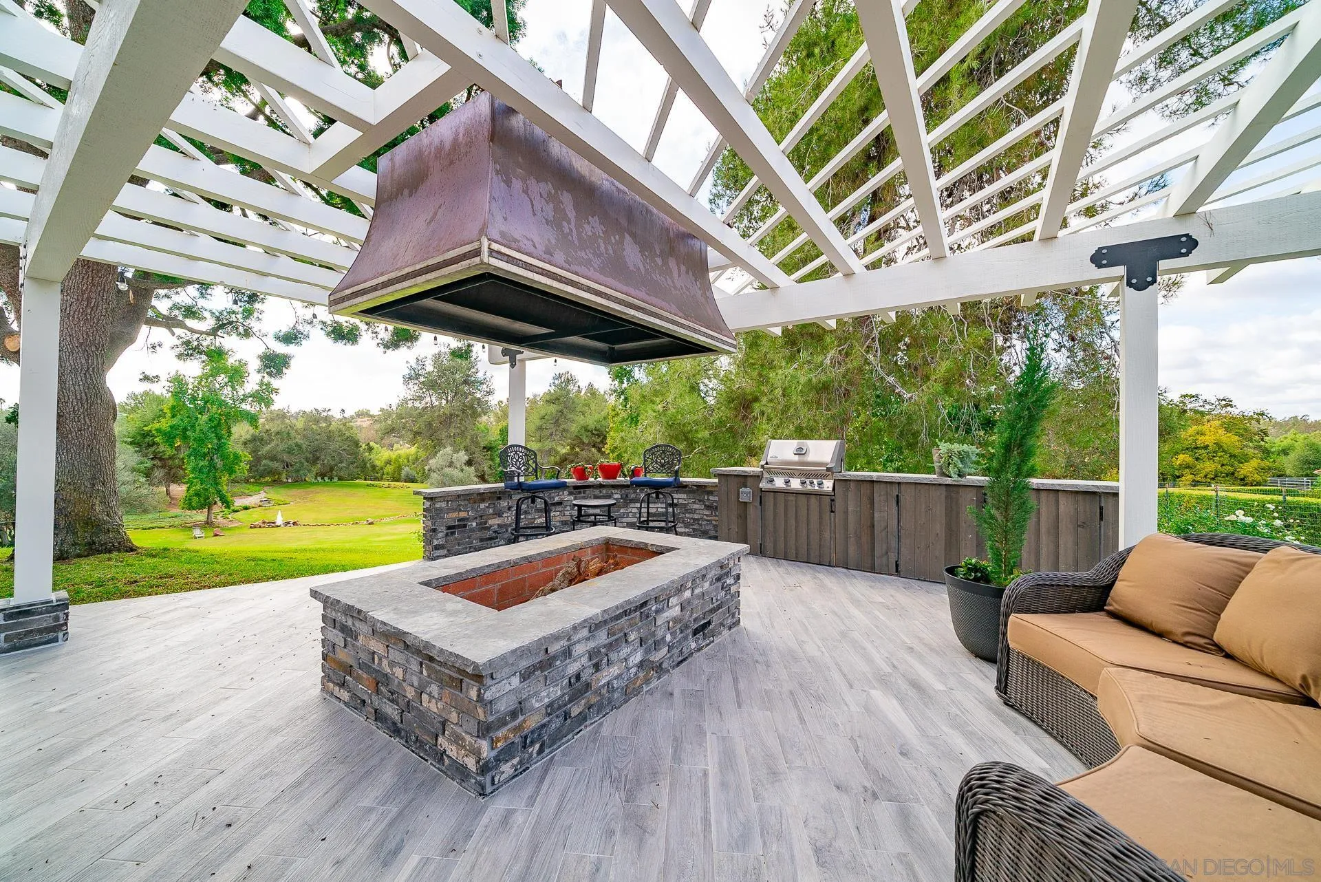 https://cdn.realtyfeed.com/cdn/127/220027540/4db3e2bdea2db3fe7a9037790fa11f44.webp