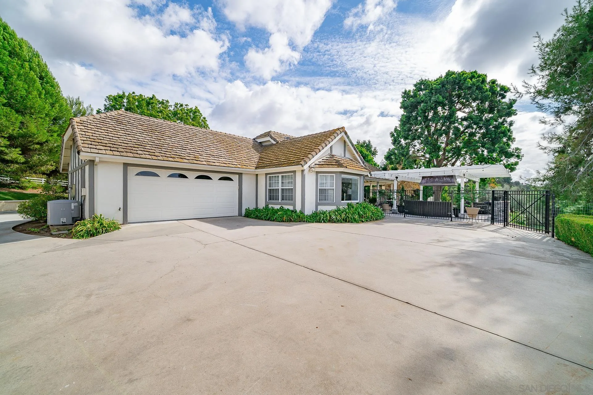 https://cdn.realtyfeed.com/cdn/127/220027540/5fde7418ce218dcada32eba585c7a538.webp