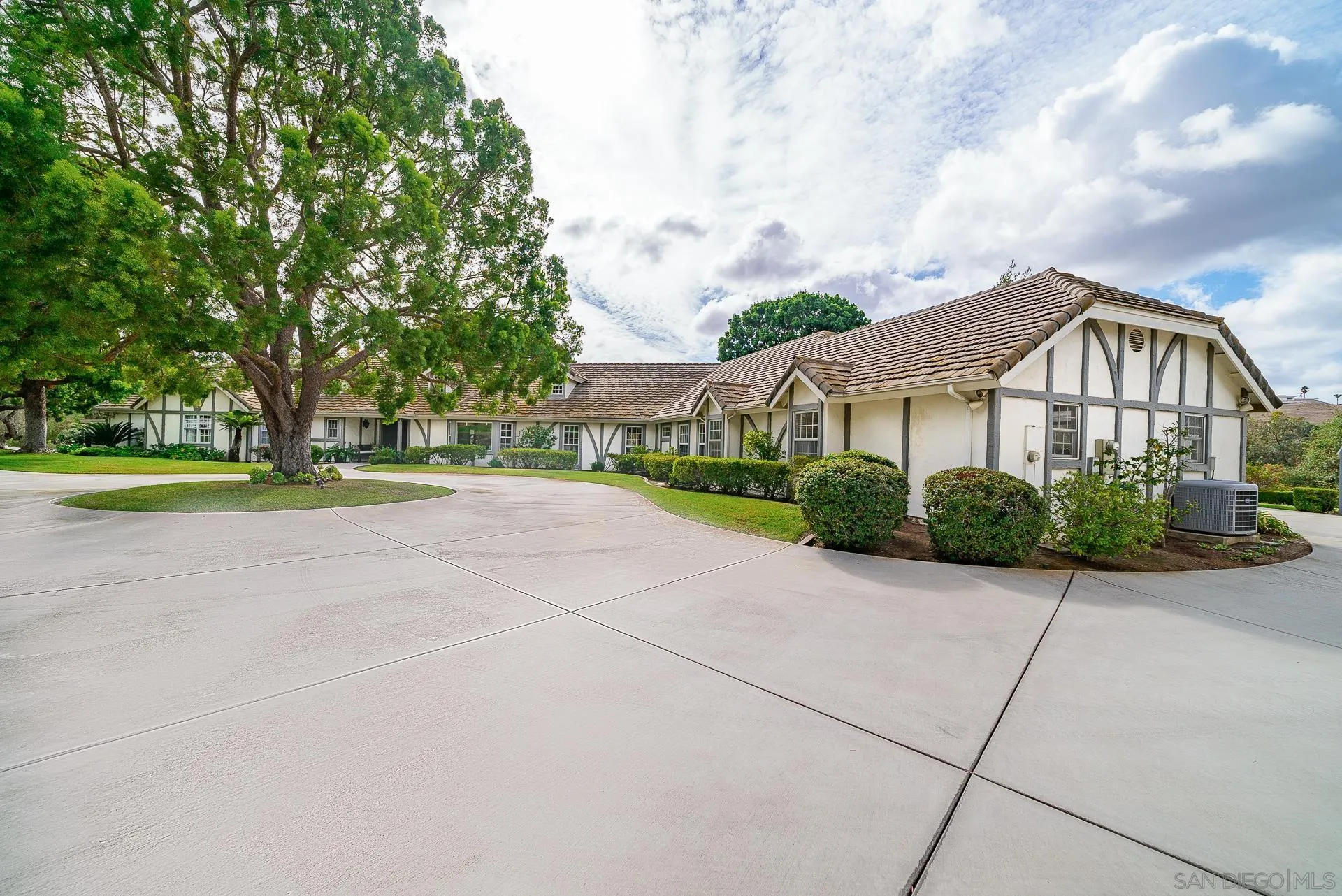 https://cdn.realtyfeed.com/cdn/127/220027540/84b5ebdc60e861018d2227f5f4dfbe28.webp