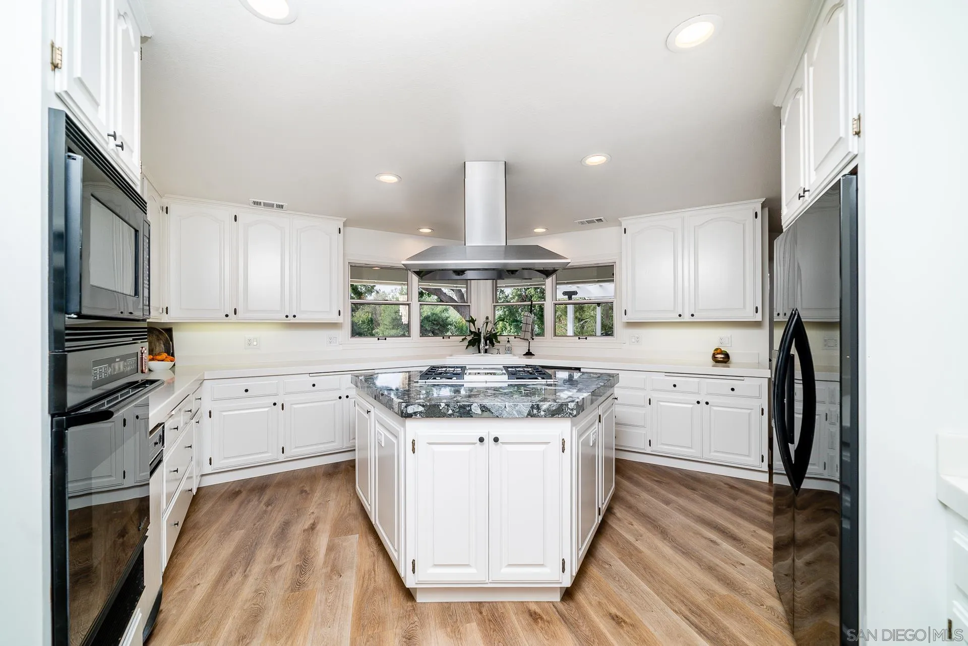 https://cdn.realtyfeed.com/cdn/127/220027540/931ff5d8c6821d74a237eb9277dff6ea.webp