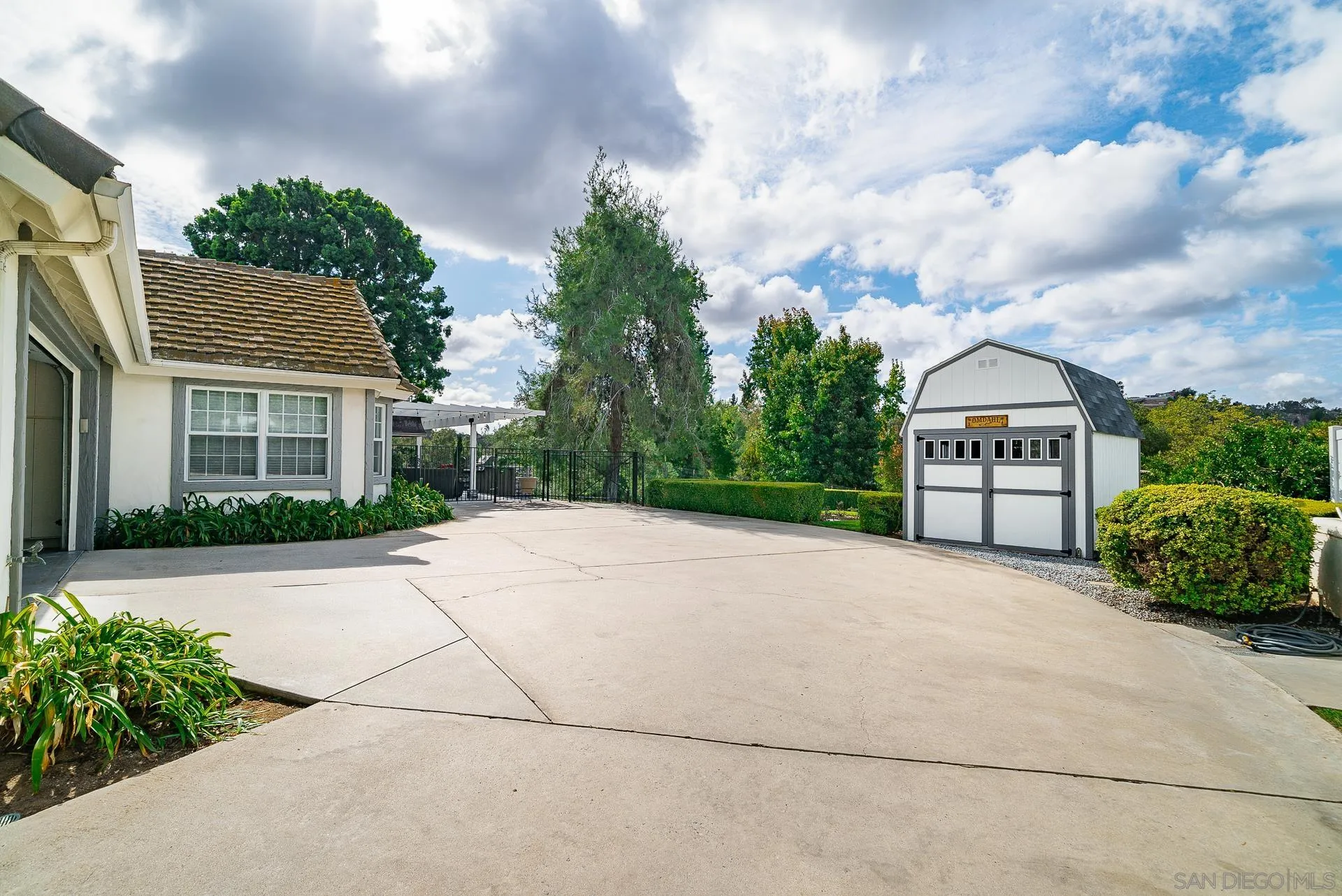 https://cdn.realtyfeed.com/cdn/127/220027540/a1adcc5efbac77dbd4925a348e4bfbb6.webp
