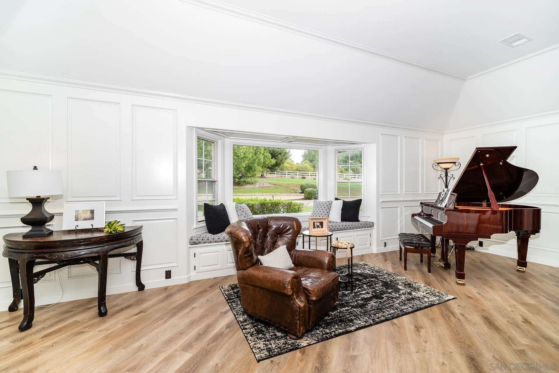 https://cdn.realtyfeed.com/cdn/127/220027540/b8a0e84a68c34b538d5409fc394aaf9d.webp