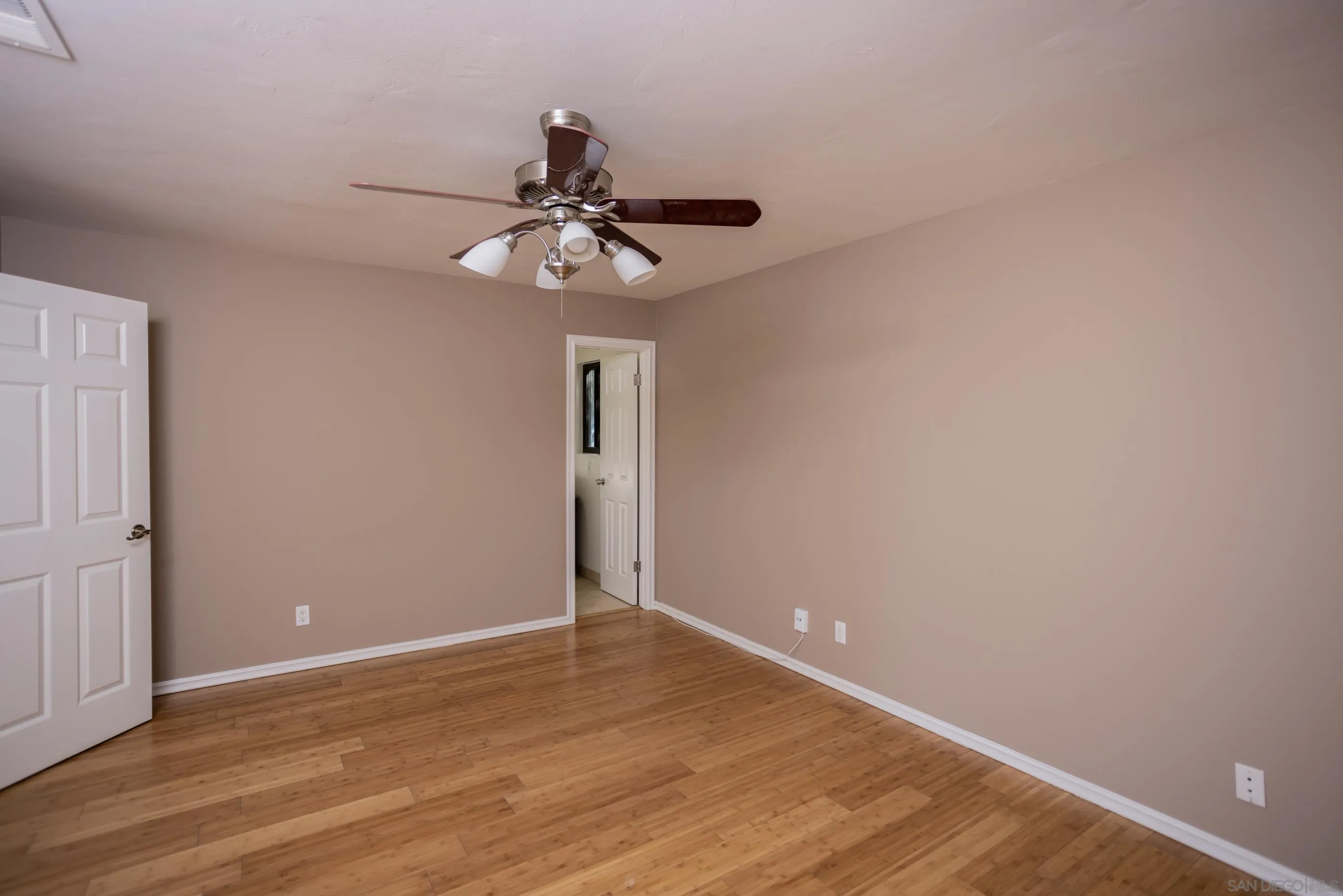 https://cdn.realtyfeed.com/cdn/127/220027635/149832f453e3e68725964fb56661b7c0.webp