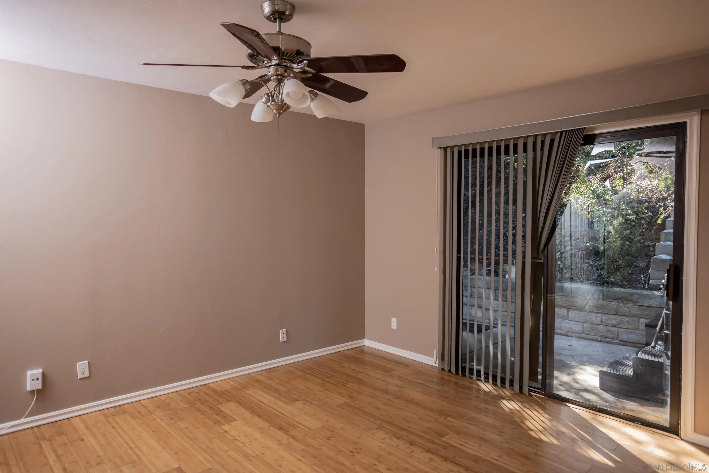https://cdn.realtyfeed.com/cdn/127/220027635/33bd67394953a7c1ed6d24a443ebf176.webp
