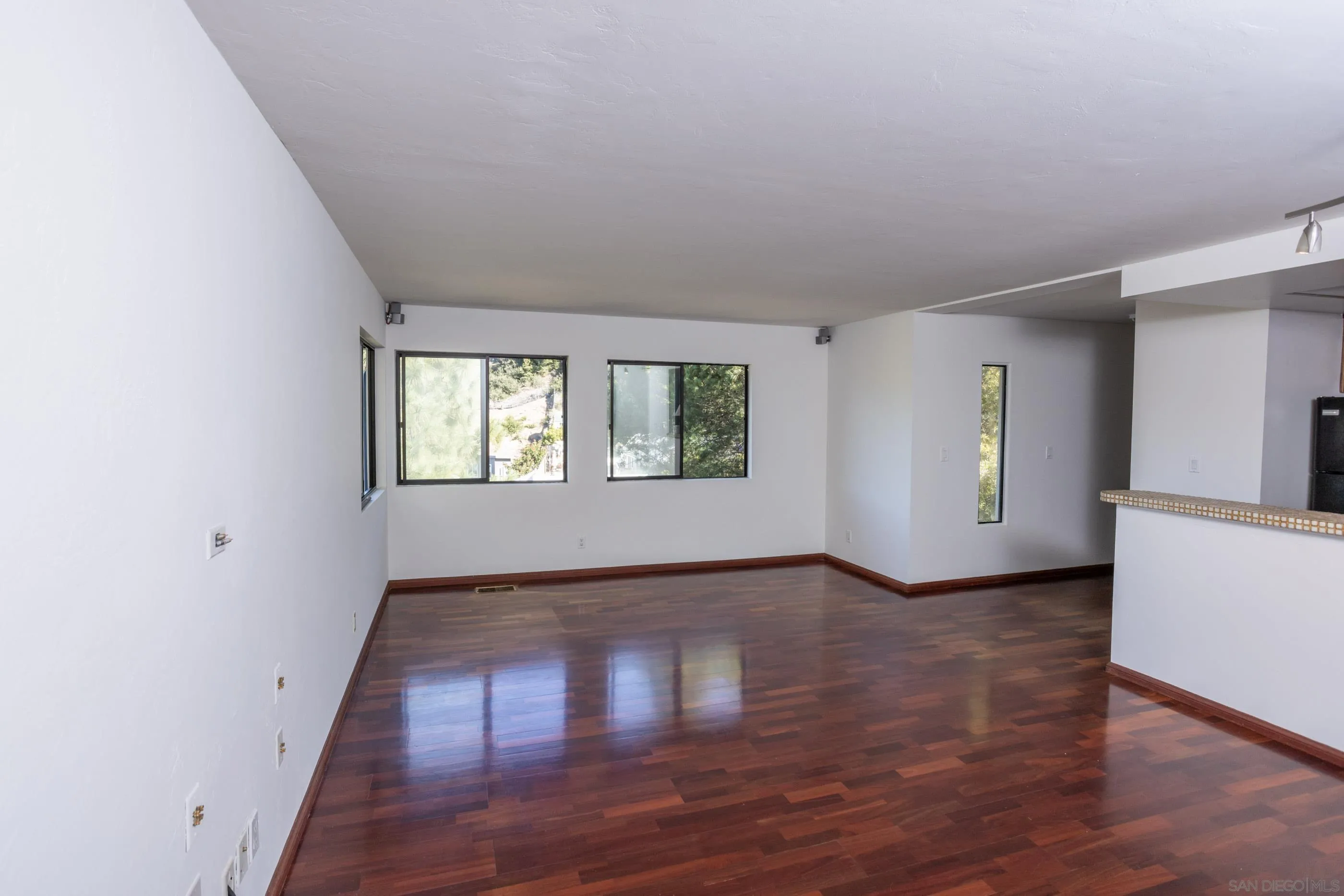 https://cdn.realtyfeed.com/cdn/127/220027635/692aa32d1570d632b98b633265f0268c.webp