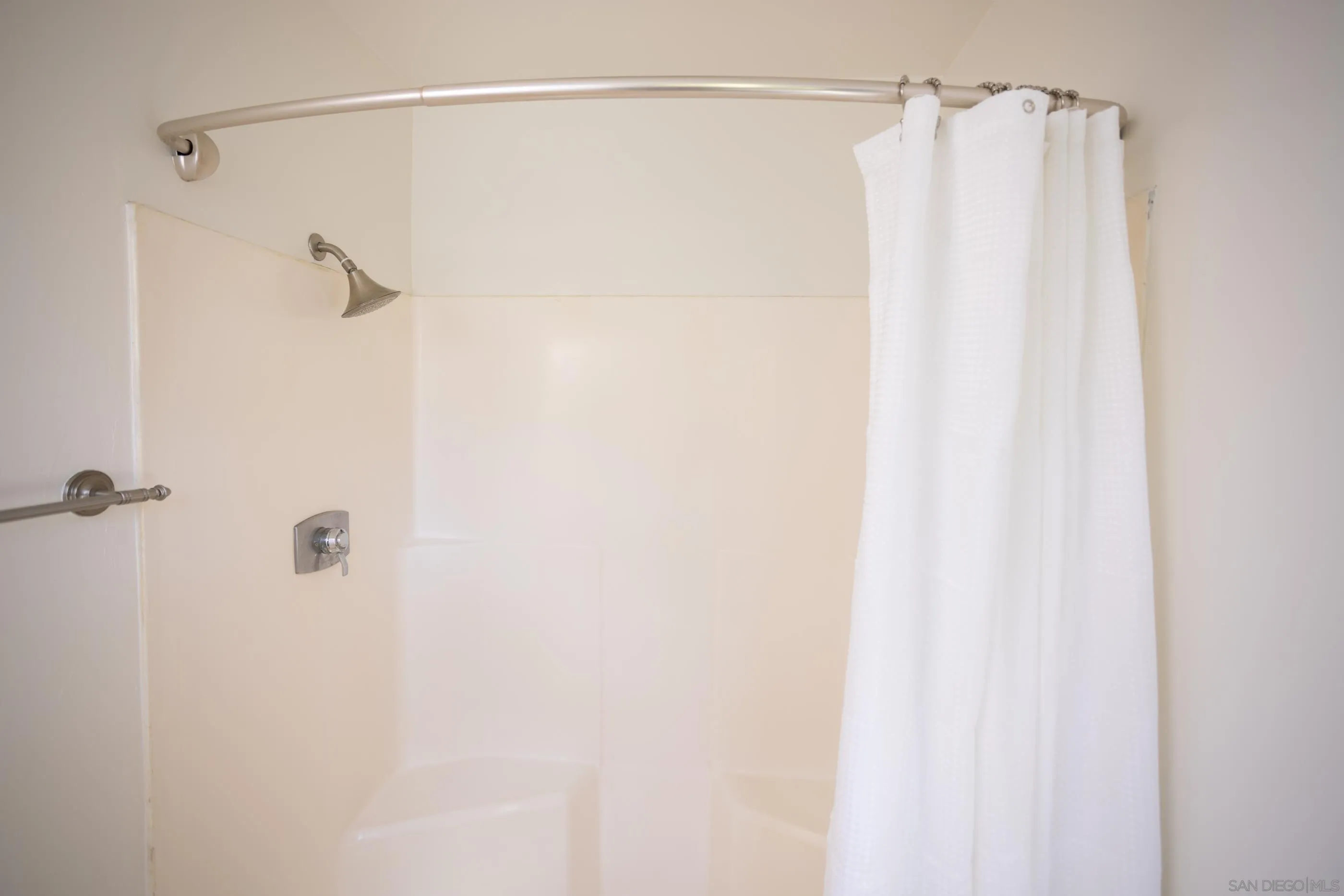 https://cdn.realtyfeed.com/cdn/127/220027635/895cee2748923079b22177ae04aedb73.webp