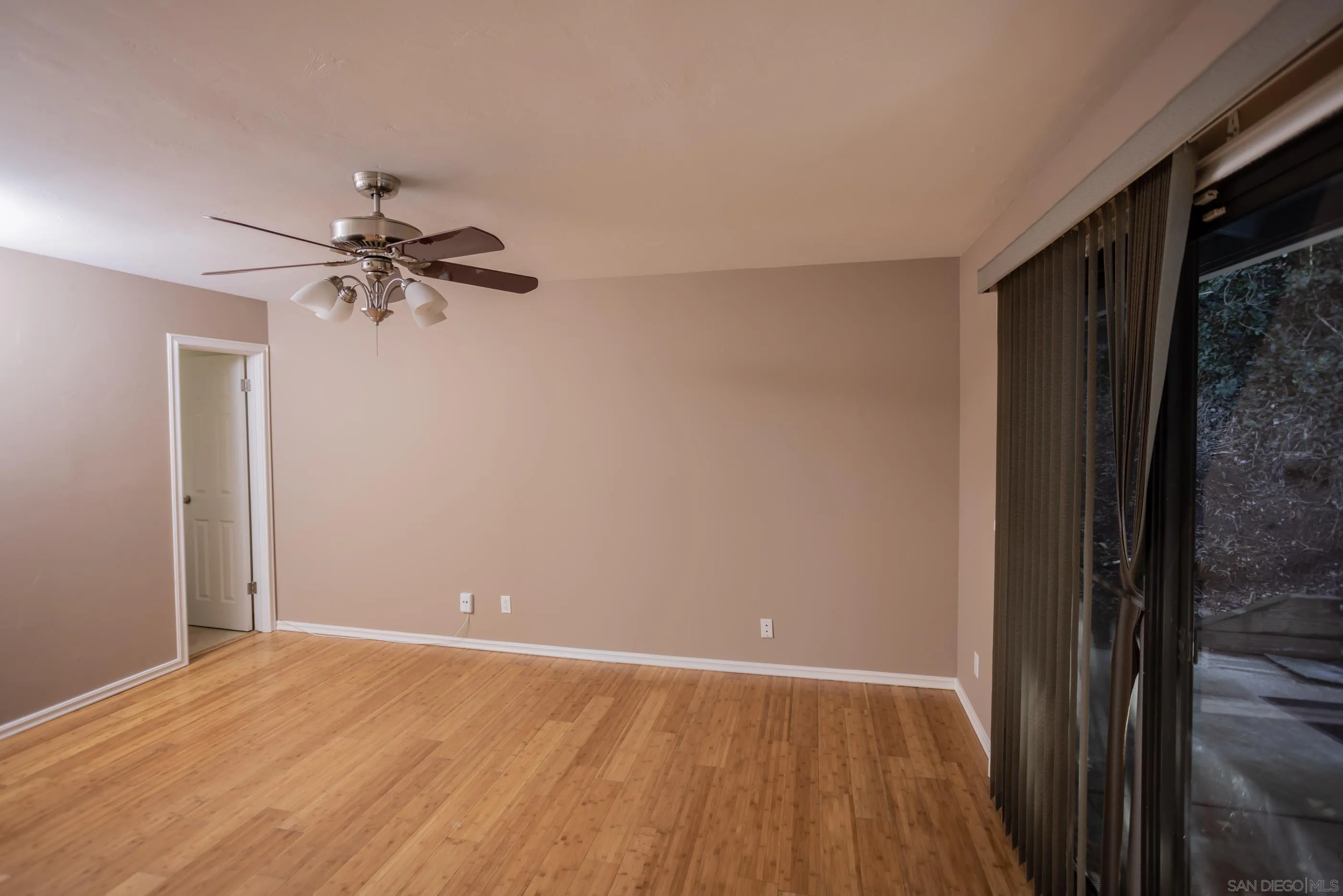 https://cdn.realtyfeed.com/cdn/127/220027635/a9ef5862feb5e57ce5dc732fe65640c1.webp