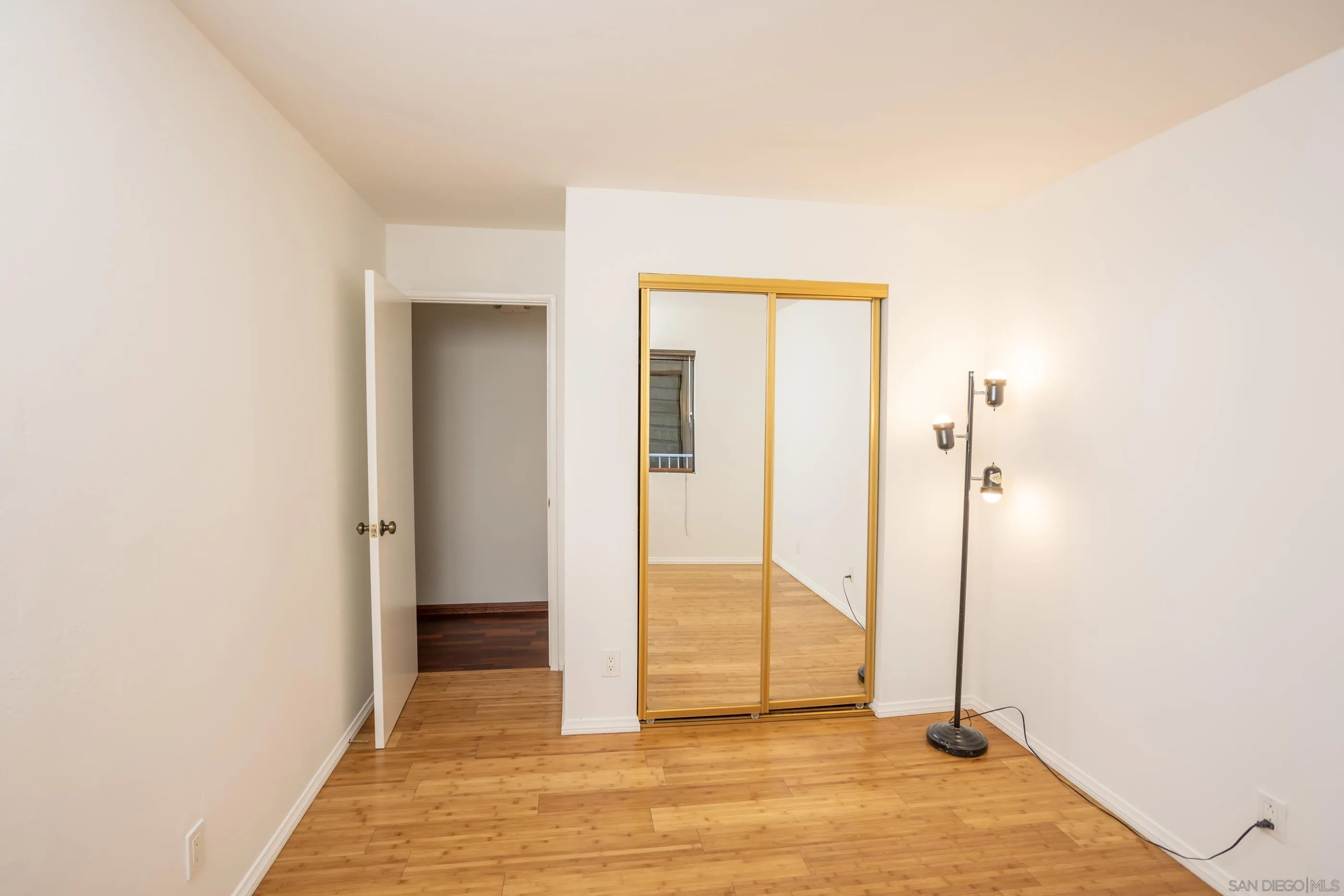 https://cdn.realtyfeed.com/cdn/127/220027635/cc49c4b779dcf6b85aa9276deacadd1d.webp