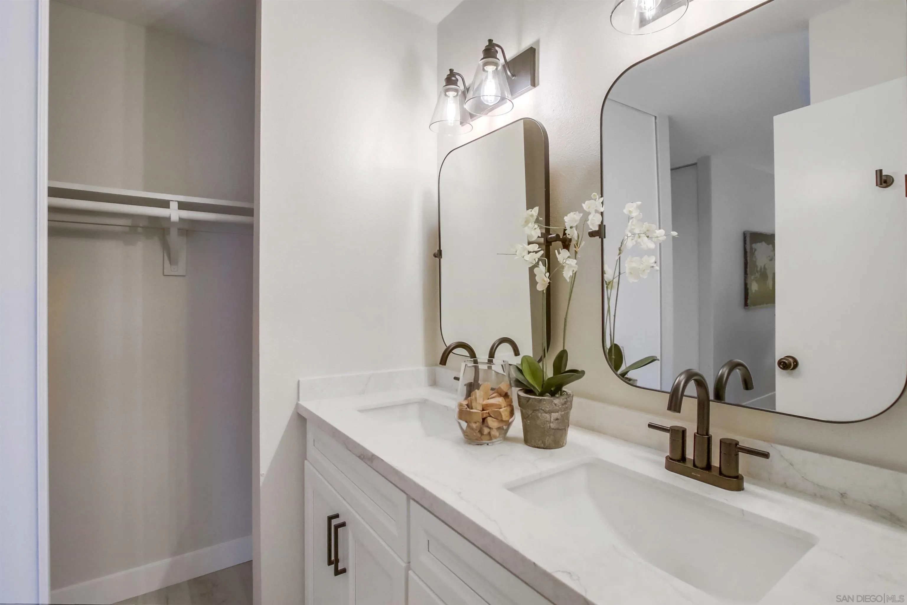https://cdn.realtyfeed.com/cdn/127/220027860/a4b5fd9d1b322bc37c2f7c7aa26cc97c.webp
