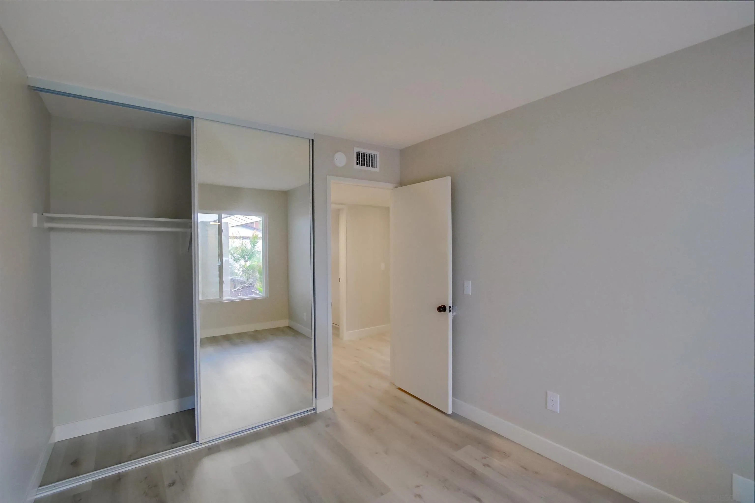https://cdn.realtyfeed.com/cdn/127/220027860/d6143decdb9f8a430faeff8d902e75ee.webp