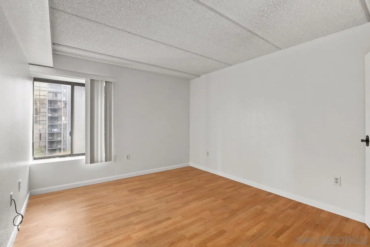 https://cdn.realtyfeed.com/cdn/127/220027939/719427234f0c8ced401d8688235a7b1b.webp