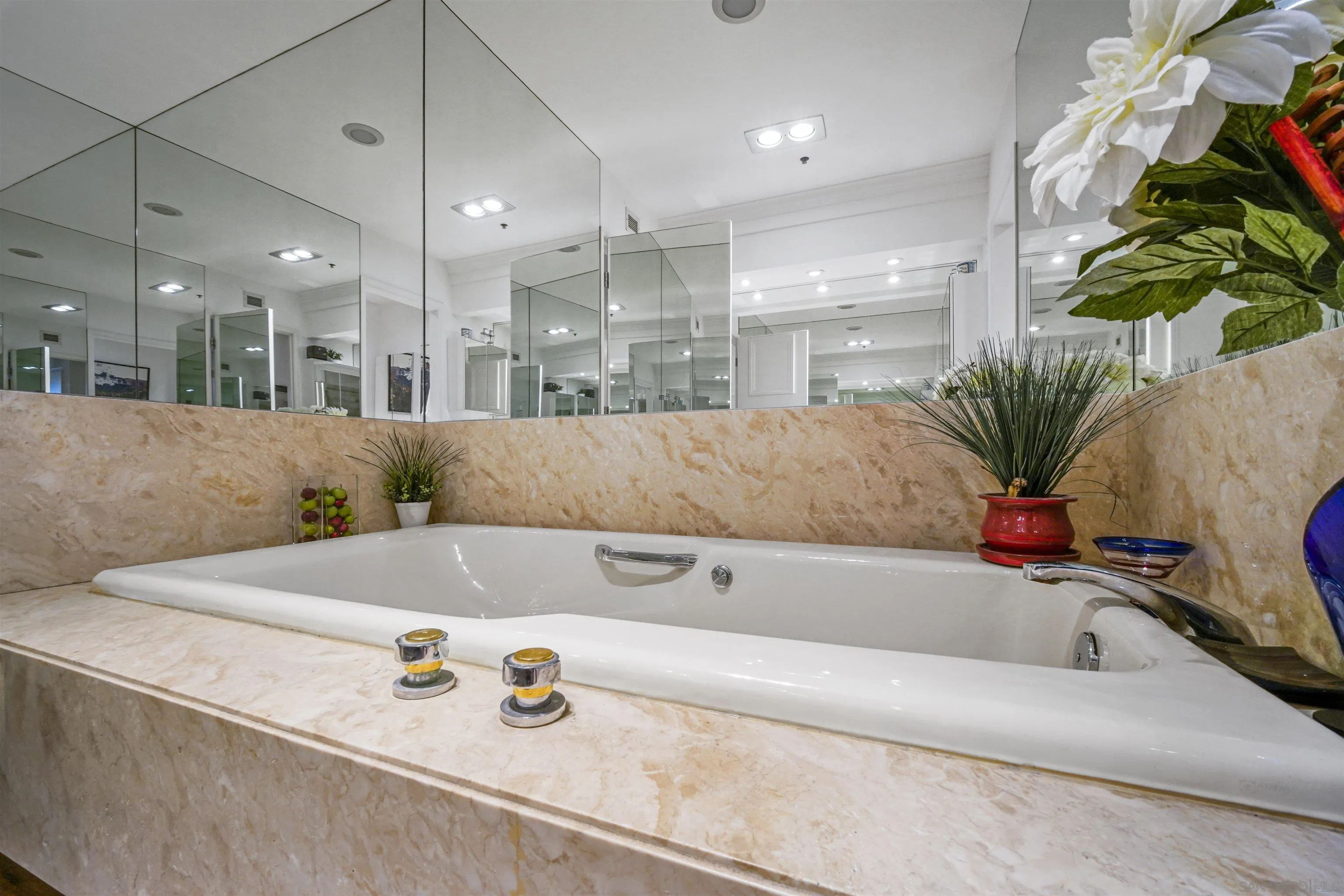 https://cdn.realtyfeed.com/cdn/127/220028665/1afd3c7f09ab38229ab10fb35cfb8233.webp