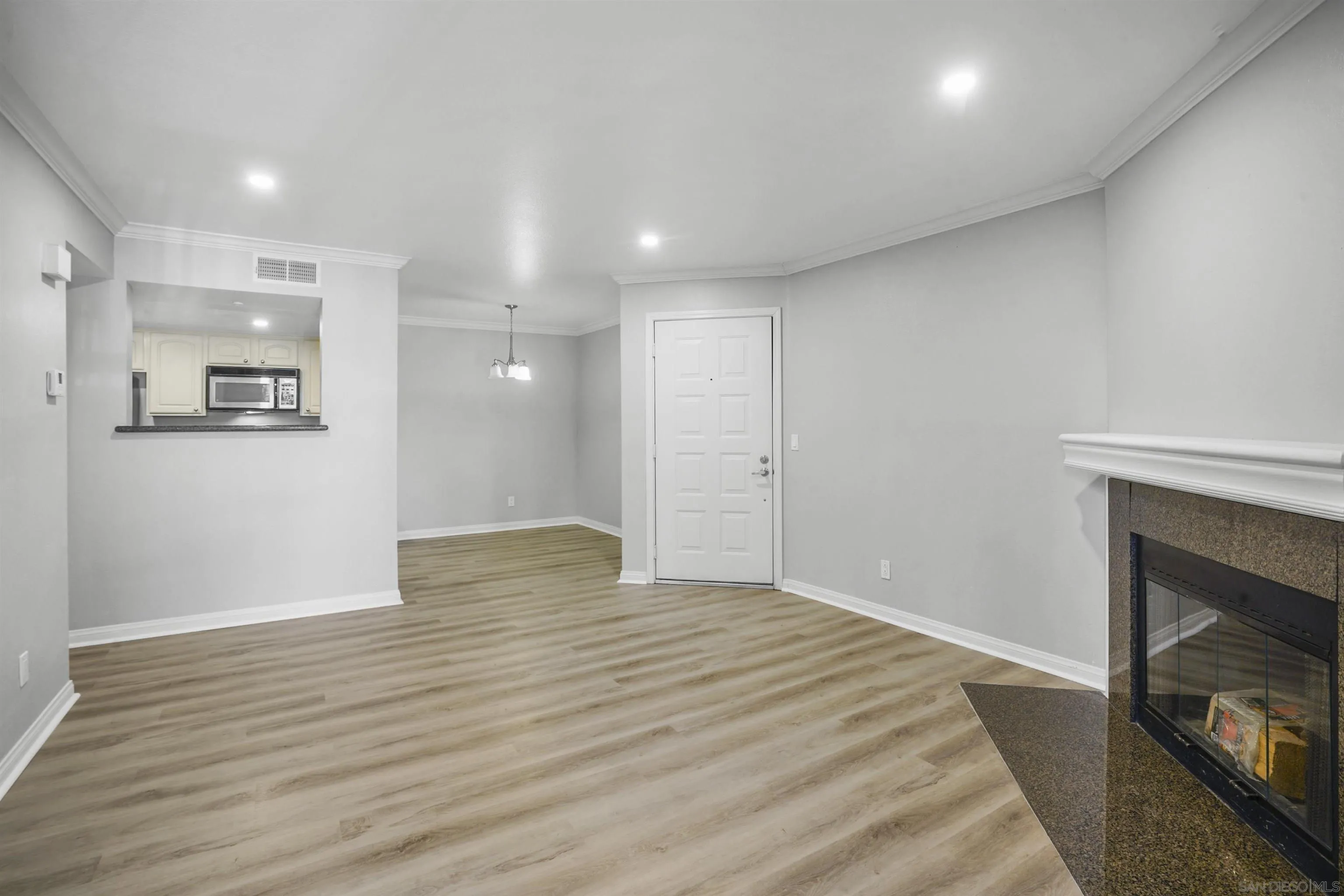 Photo #5: 230000350 Listing 