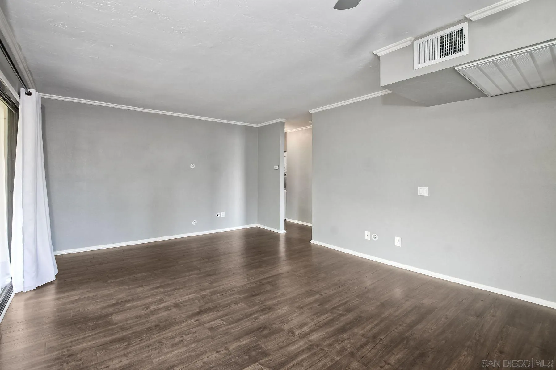 Photo #5: 230000923 Listing 