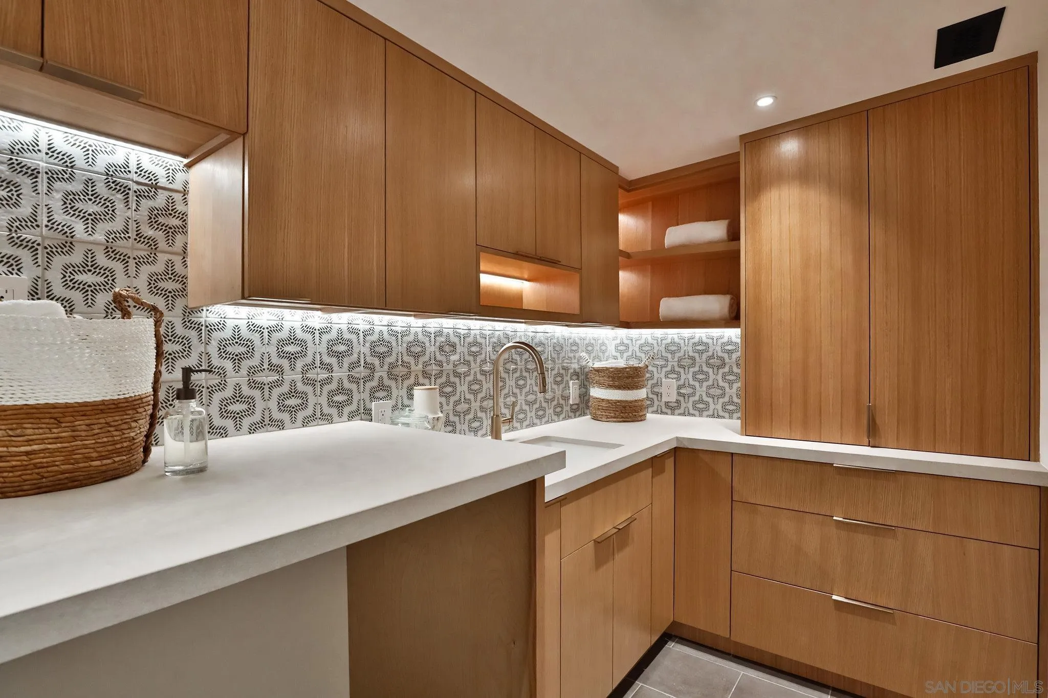 https://cdn.realtyfeed.com/cdn/127/230001075/dad86881904f6a58b76d9f0b20361776.webp