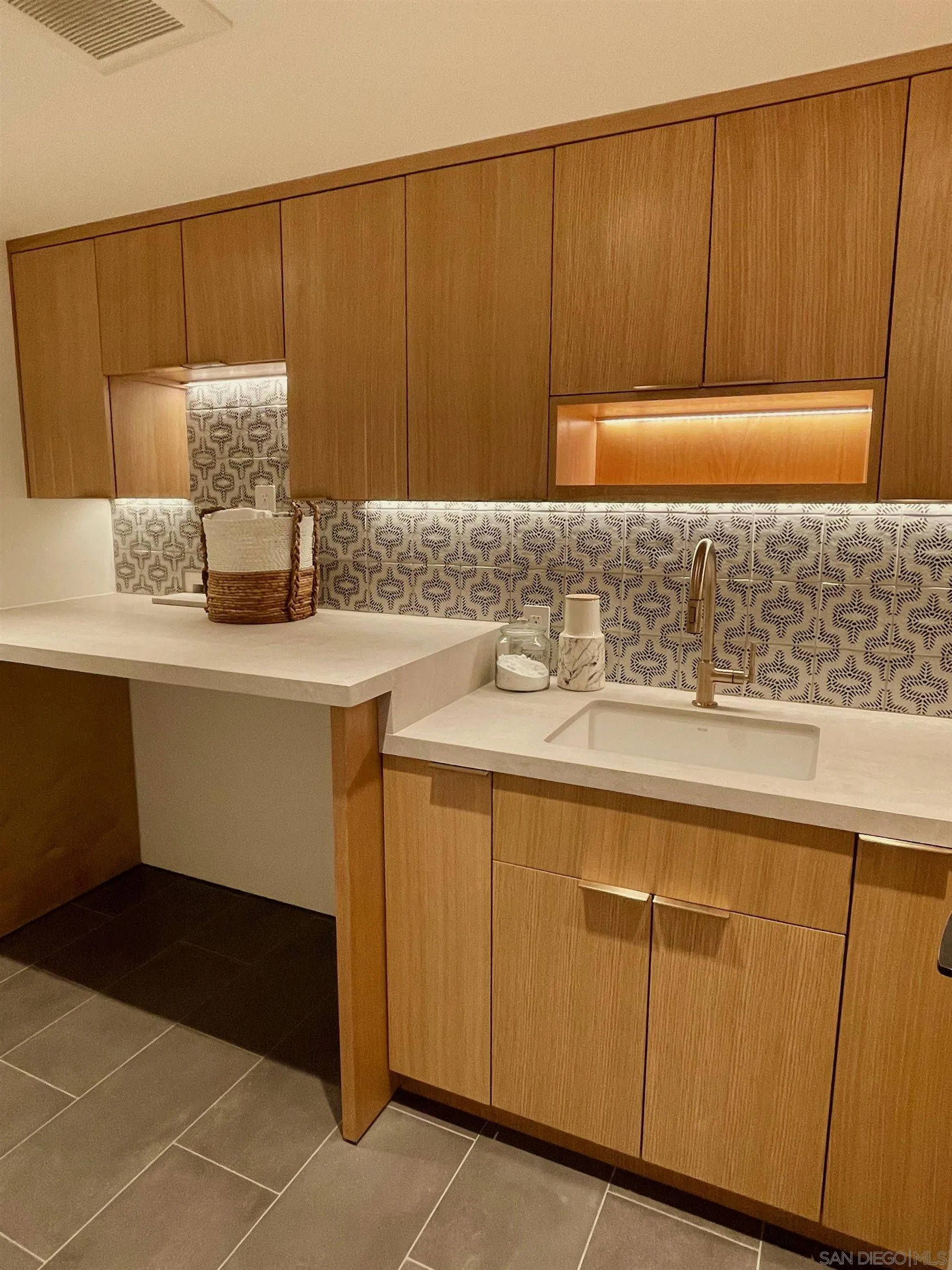 https://cdn.realtyfeed.com/cdn/127/230001075/f3e3972aa2398264d2fcca57ab513274.webp