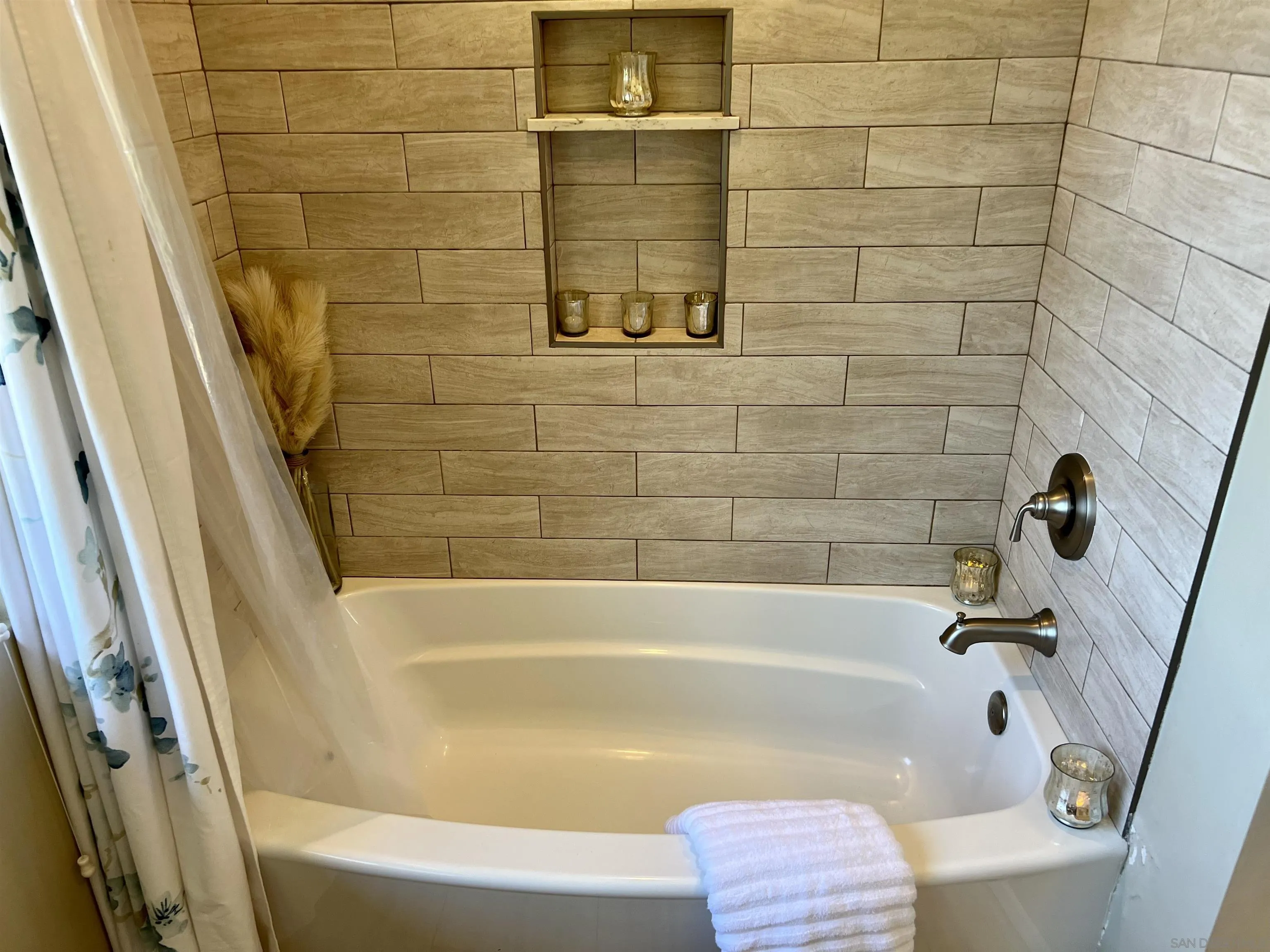 https://cdn.realtyfeed.com/cdn/127/230001114/033d94e185e737c764436f6d6db95b17.webp
