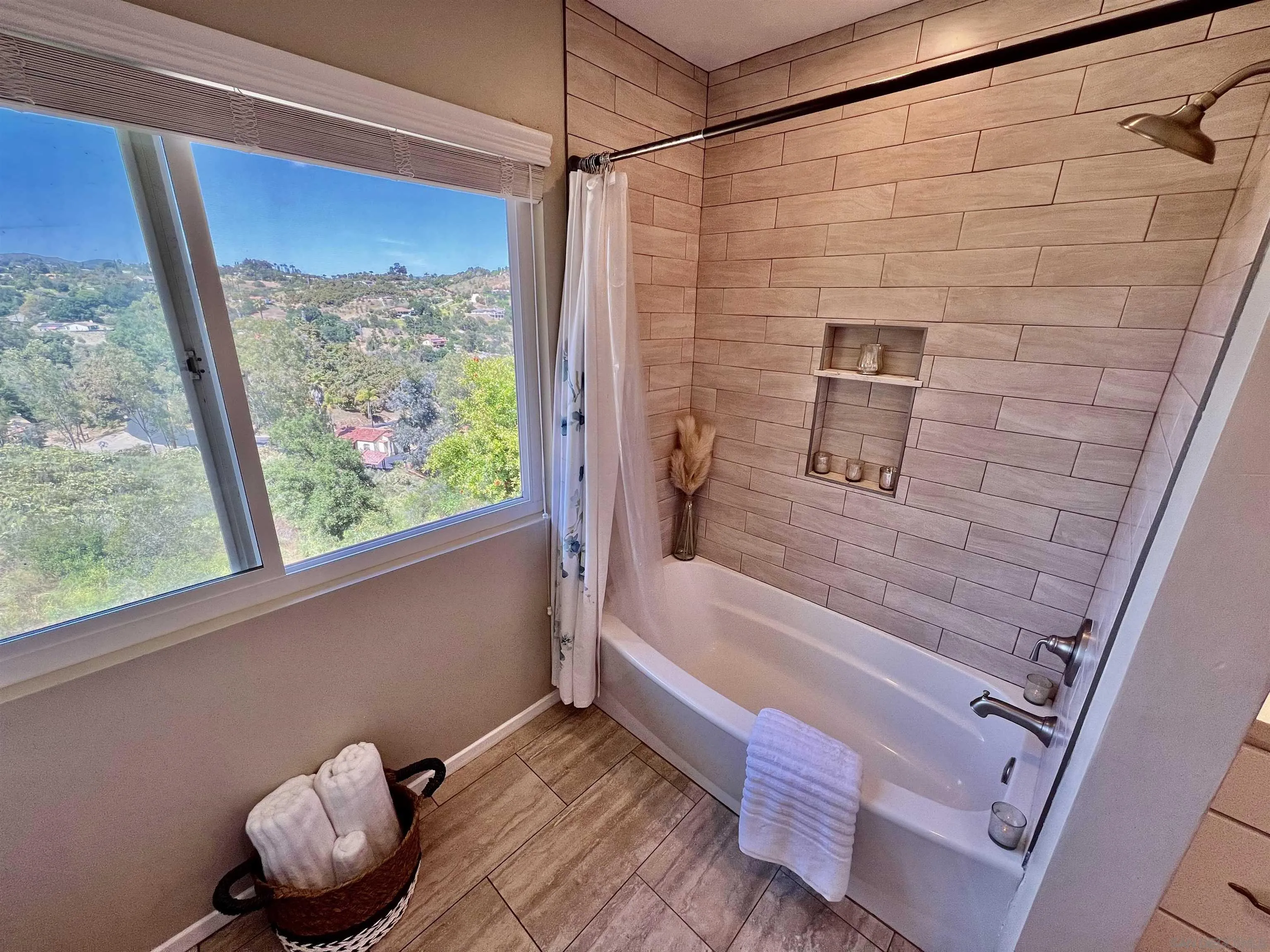 https://cdn.realtyfeed.com/cdn/127/230001114/e1e85e0f3e0627ca877fb17707d7187c.webp
