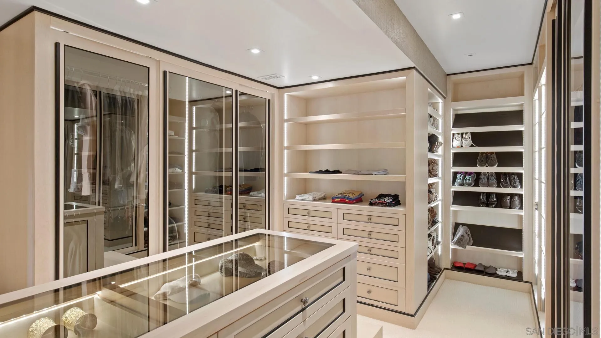 https://cdn.realtyfeed.com/cdn/127/230001579/e84b672502af99e781f761892fa3804c.webp