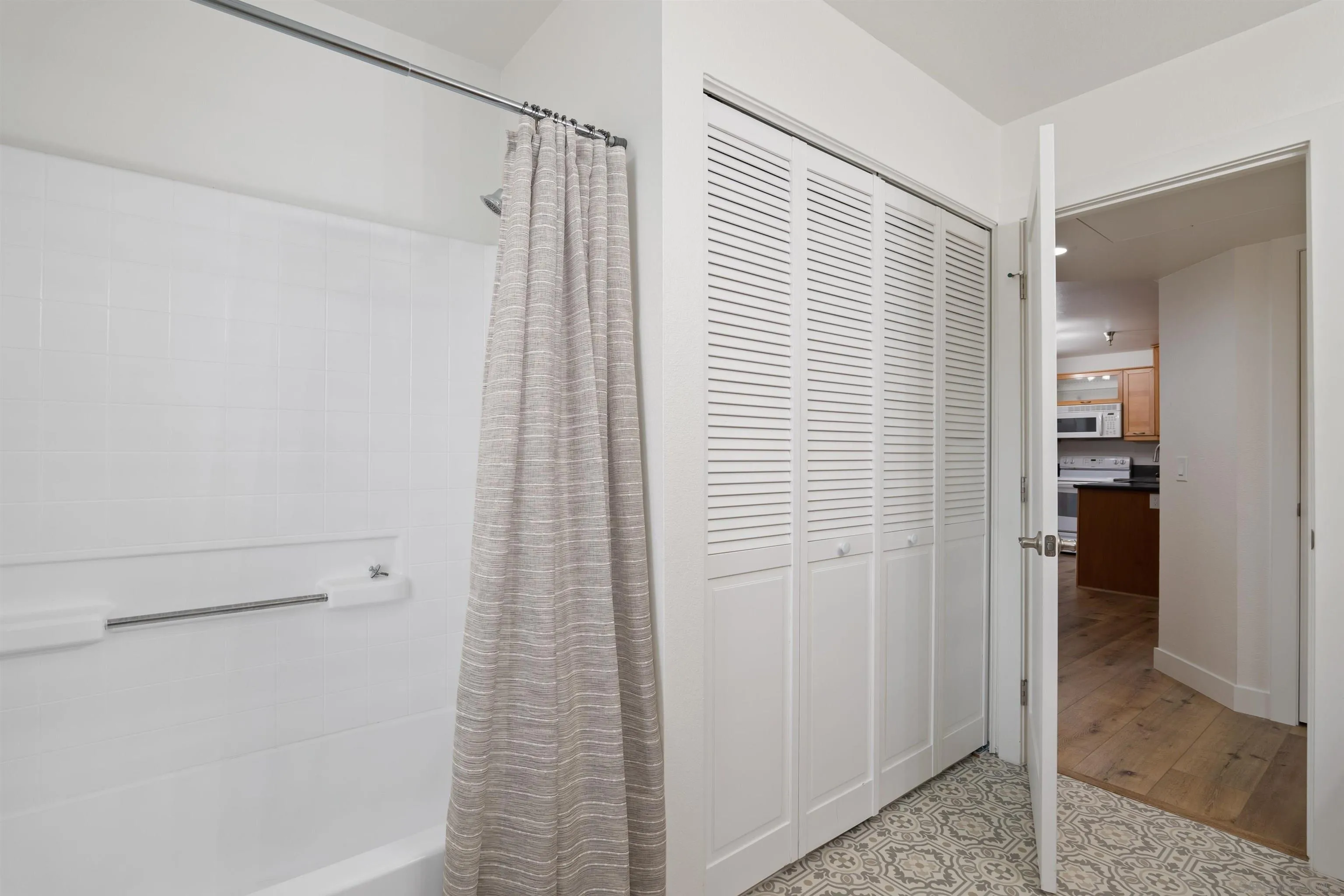 https://cdn.realtyfeed.com/cdn/127/230006862/77cf43f431f8d6d9260261369dc6eb70.webp