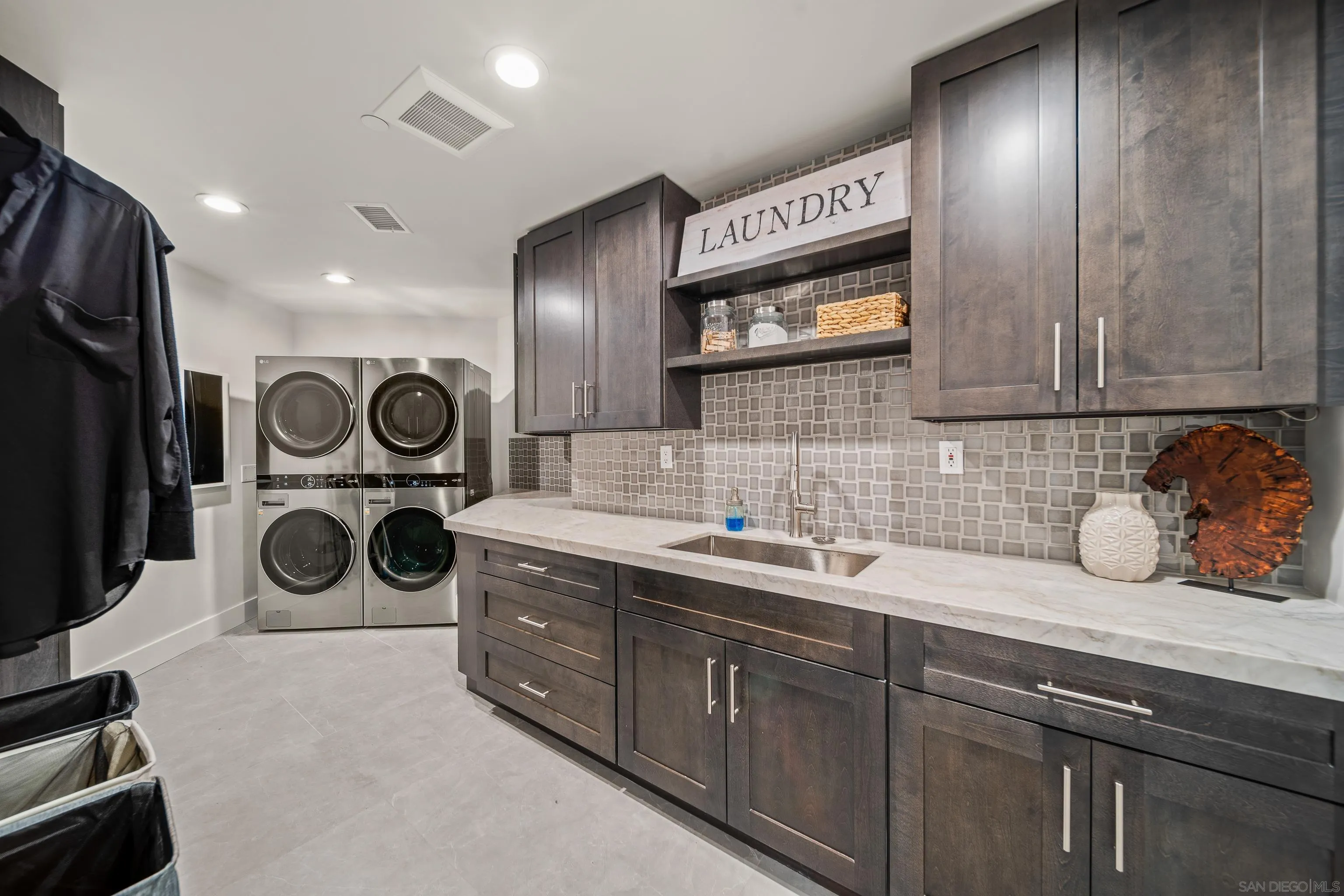 https://cdn.realtyfeed.com/cdn/127/230007952/ee78c205877154715761d4950649e541.webp